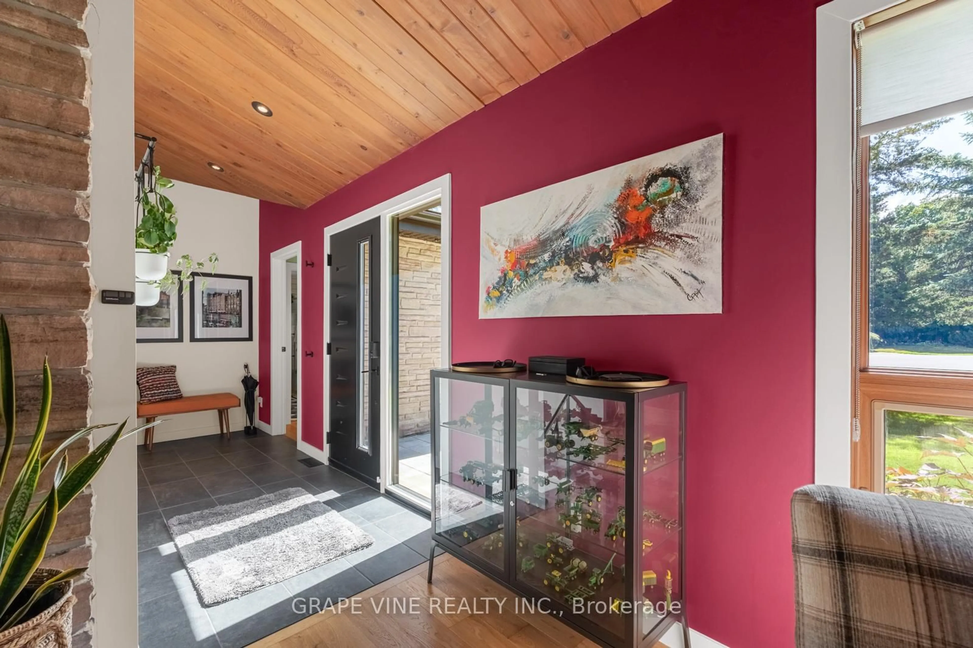 Indoor entryway for 6486 Woodland Pl, Manotick Ontario K4M 1B3