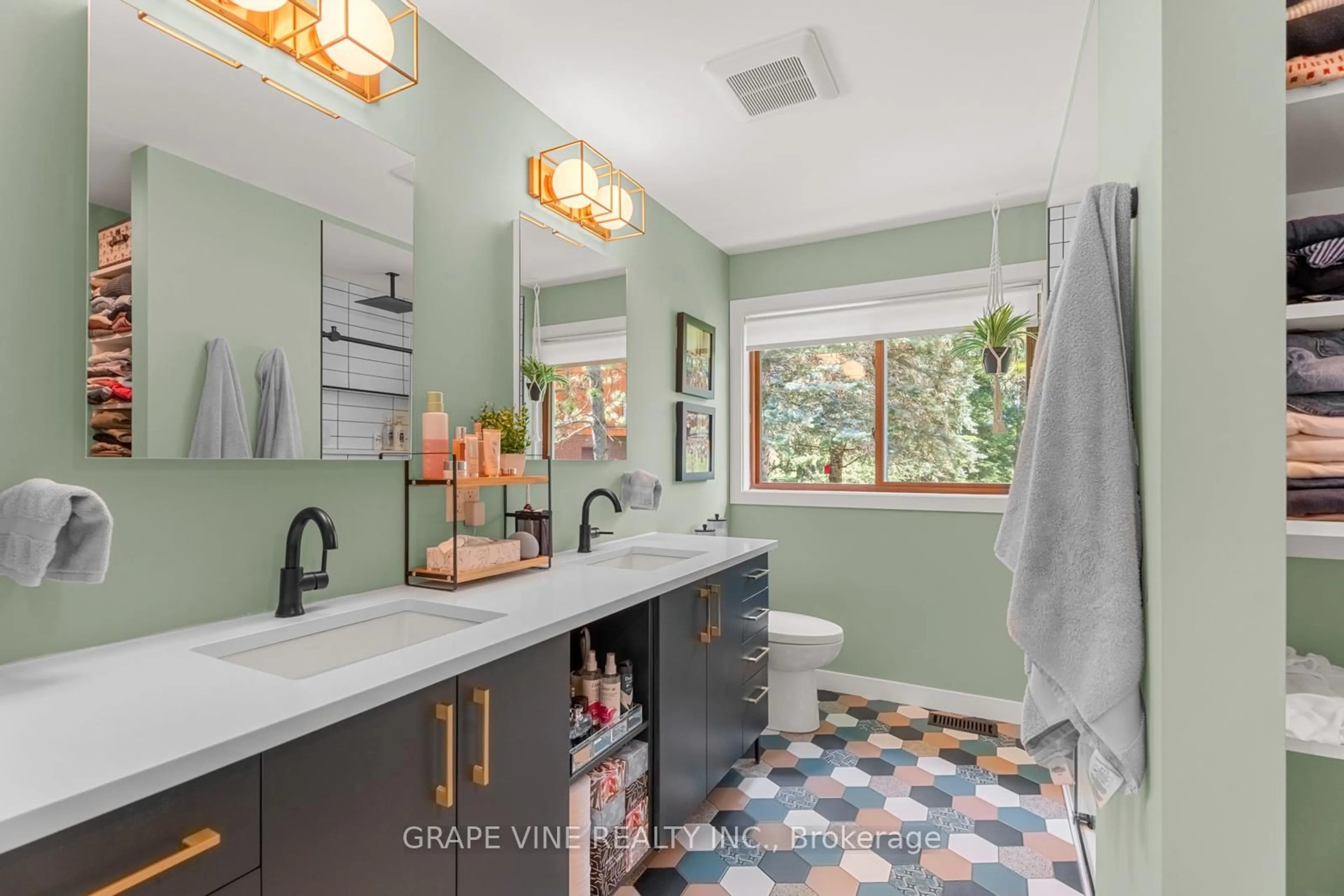 Contemporary bathroom, ceramic/tile floor for 6486 Woodland Pl, Manotick Ontario K4M 1B3