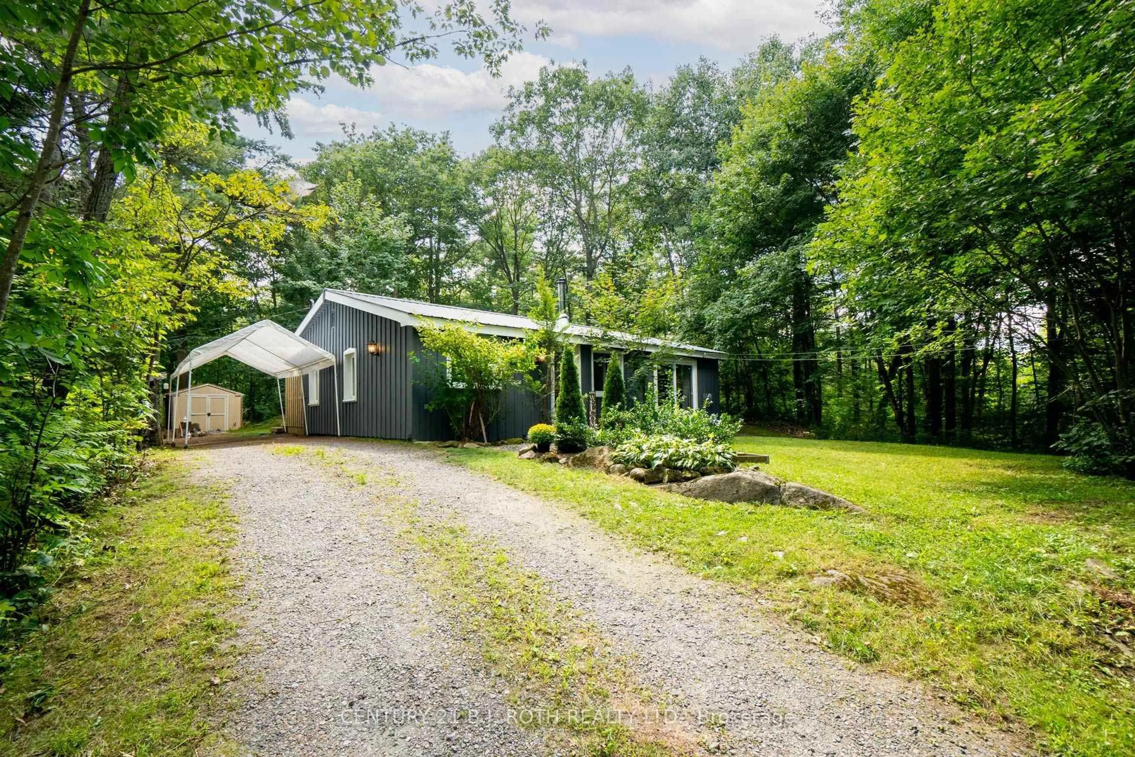 A pic from outside/outdoor area/front of a property/back of a property/a pic from drone, street for 1002 Wigwam Lodge Rd, Gravenhurst Ontario P0E 1G0