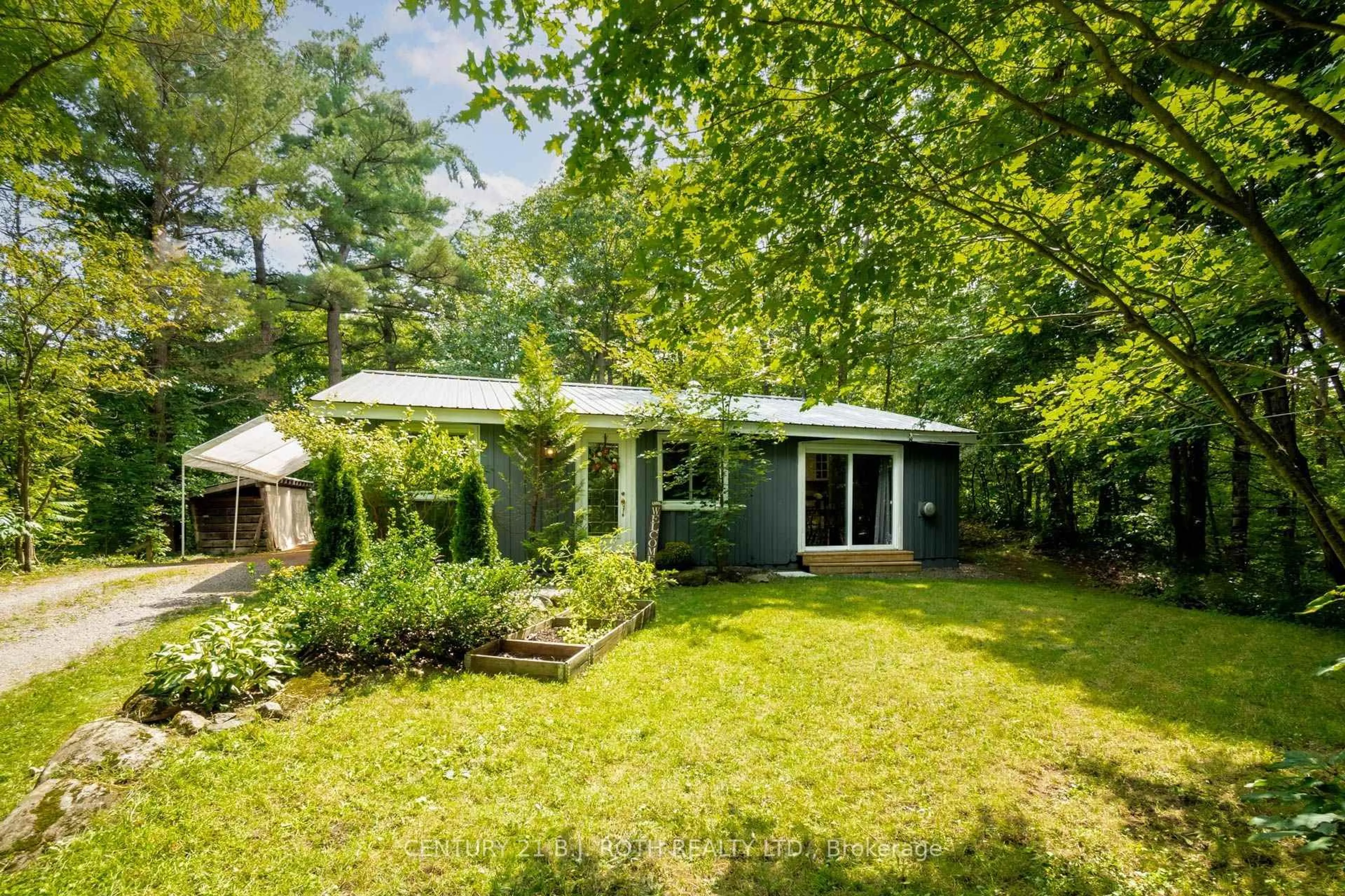 A pic from outside/outdoor area/front of a property/back of a property/a pic from drone, forest/trees view for 1002 Wigwam Lodge Rd, Gravenhurst Ontario P0E 1G0