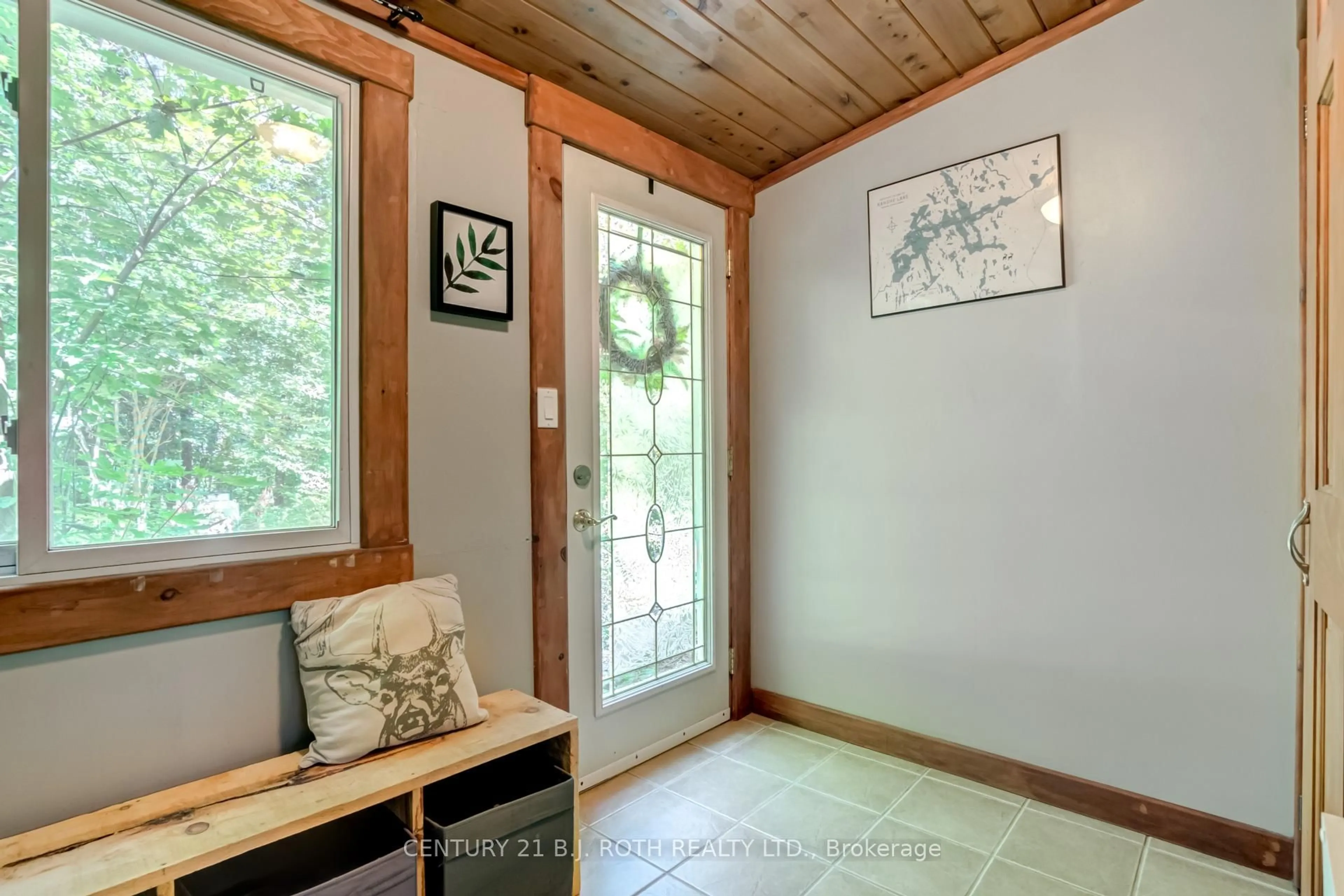 Indoor entryway for 1002 Wigwam Lodge Rd, Gravenhurst Ontario P0E 1G0