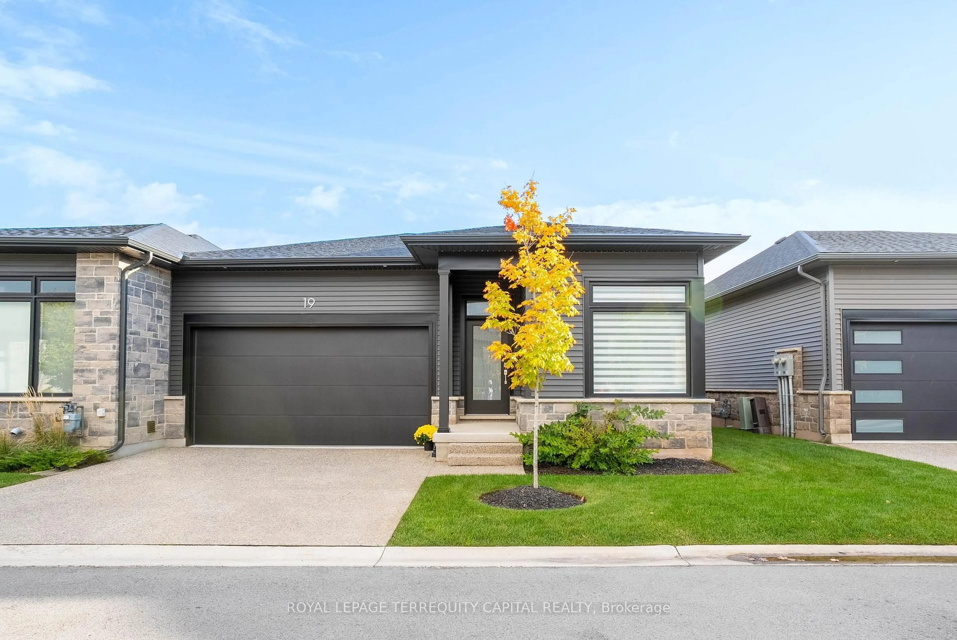 Home with vinyl exterior material, street for 8974 Willoughby Dr #19, Niagara Falls Ontario L2G 0Y7
