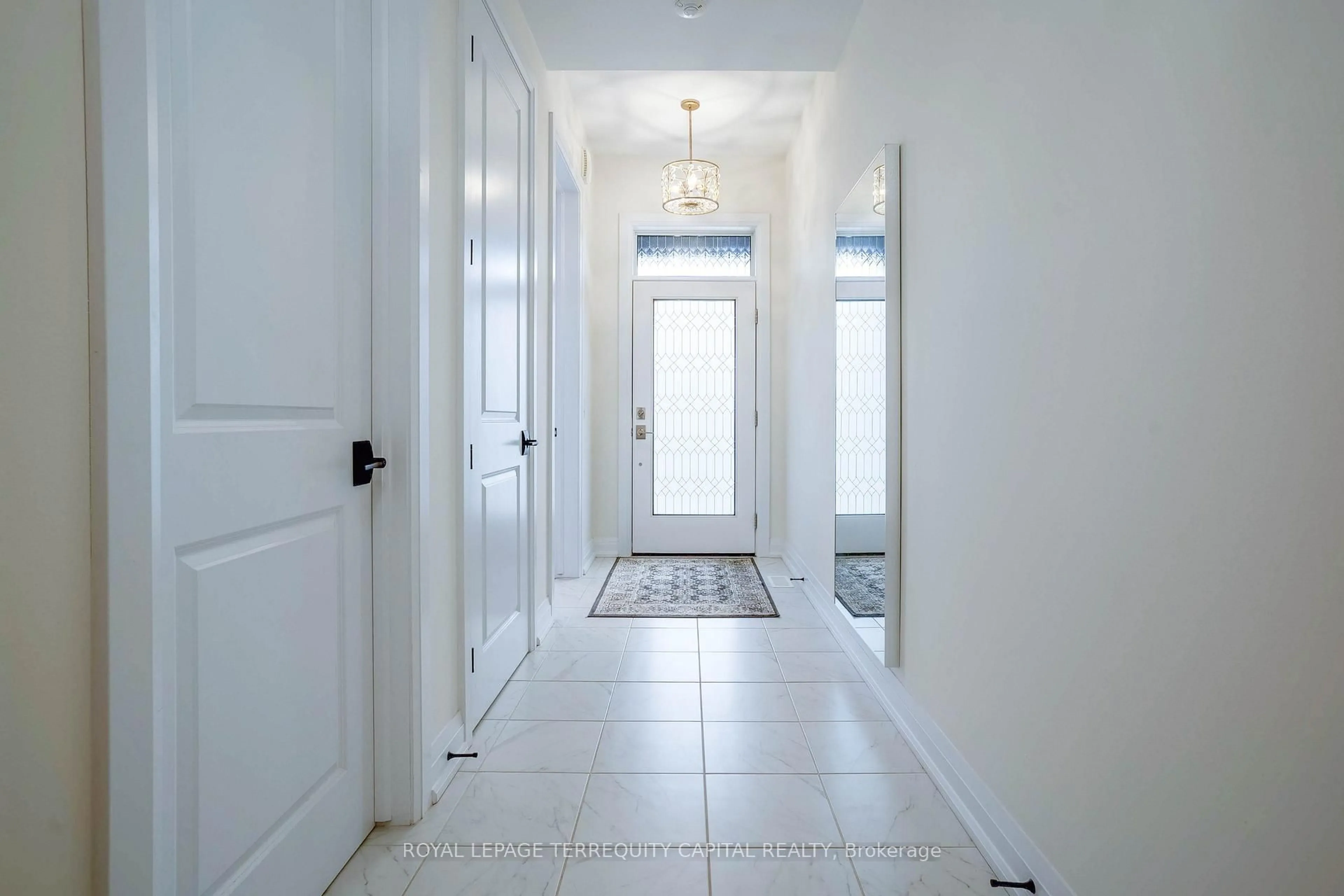 Indoor entryway for 8974 Willoughby Dr #19, Niagara Falls Ontario L2G 0Y7