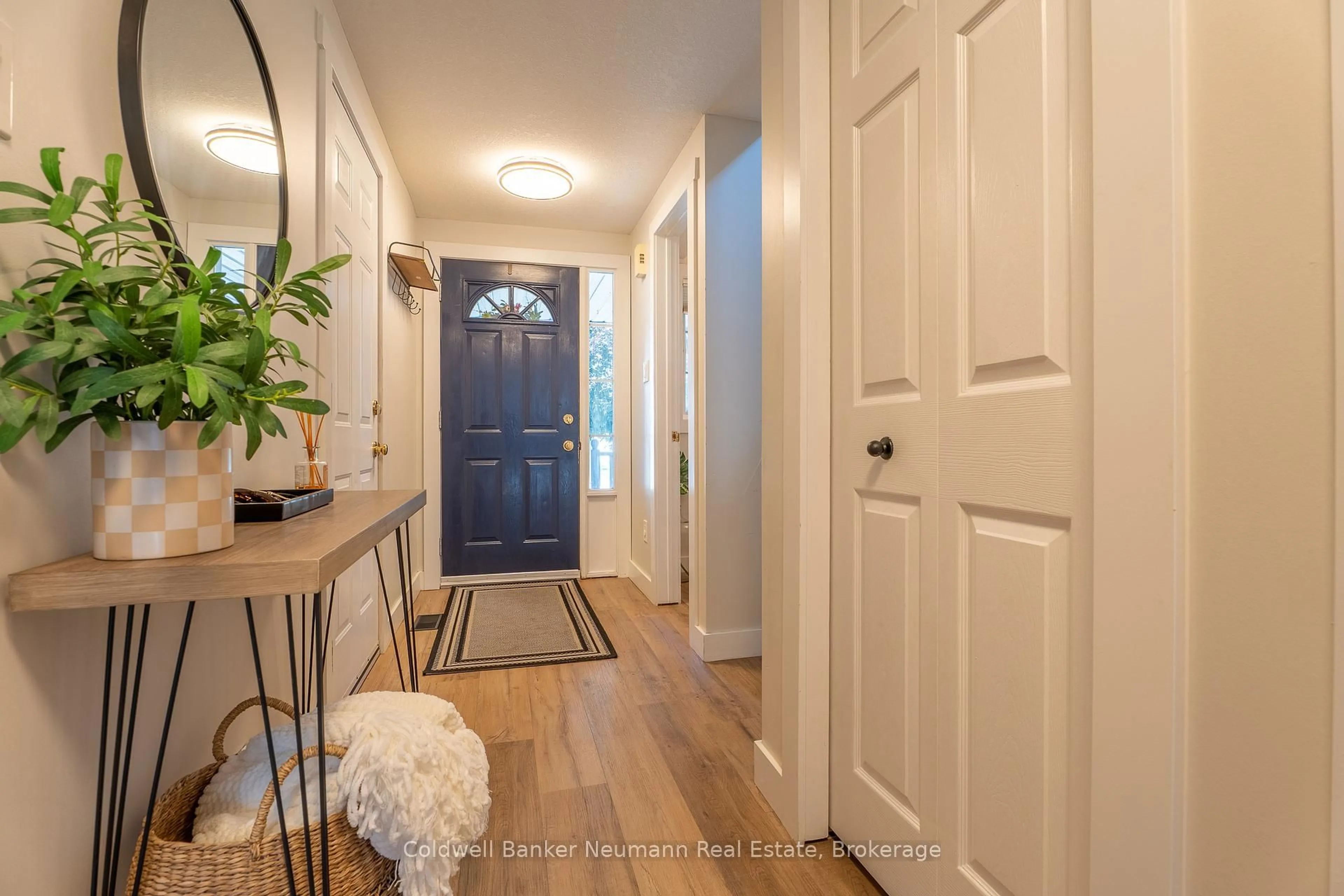 Indoor entryway for 87 Boulder Cres, Guelph Ontario N1G 5A1