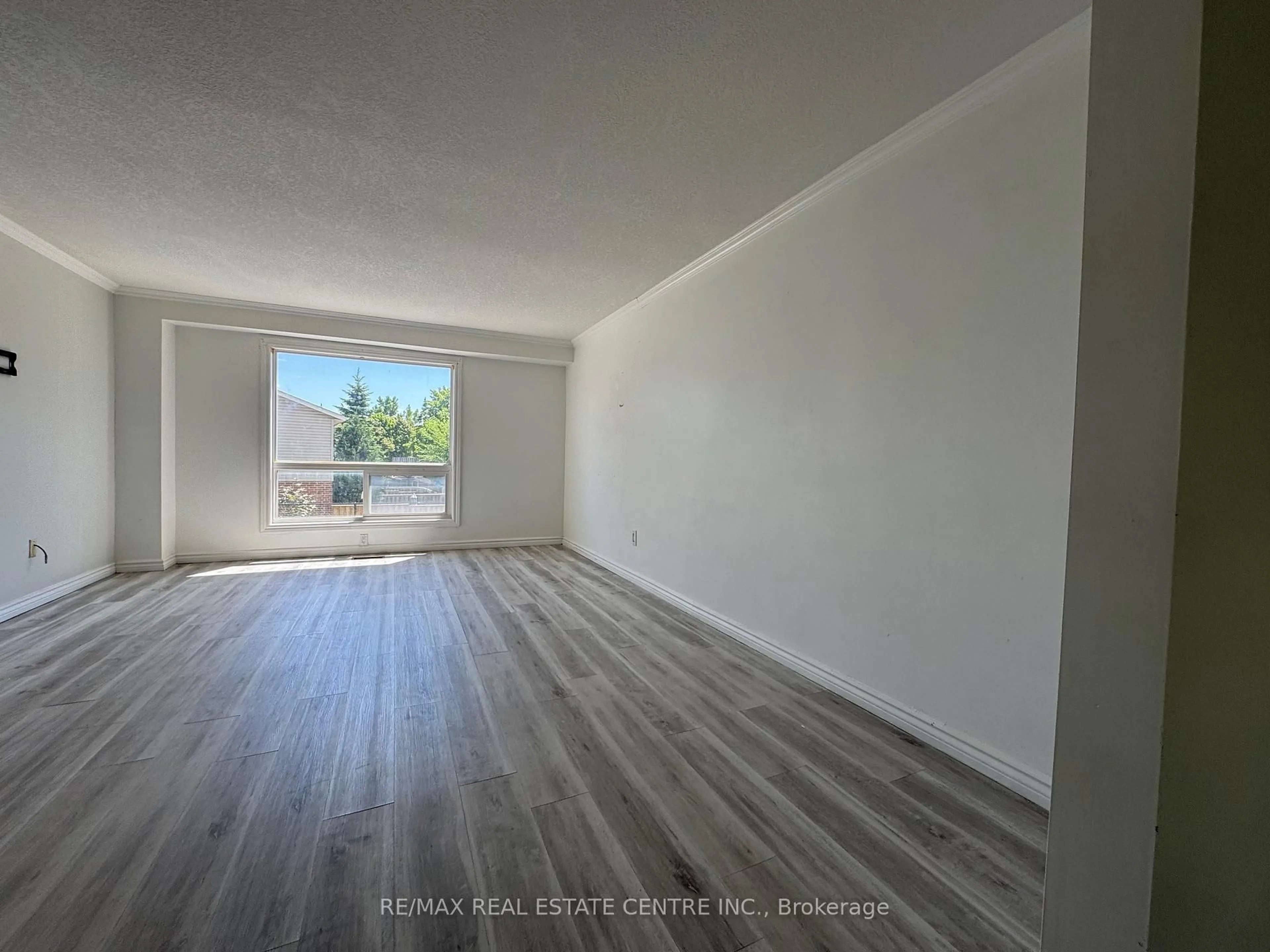 A pic of a room for 648 Doon Village Rd #5, Kitchener Ontario N2P 1A2