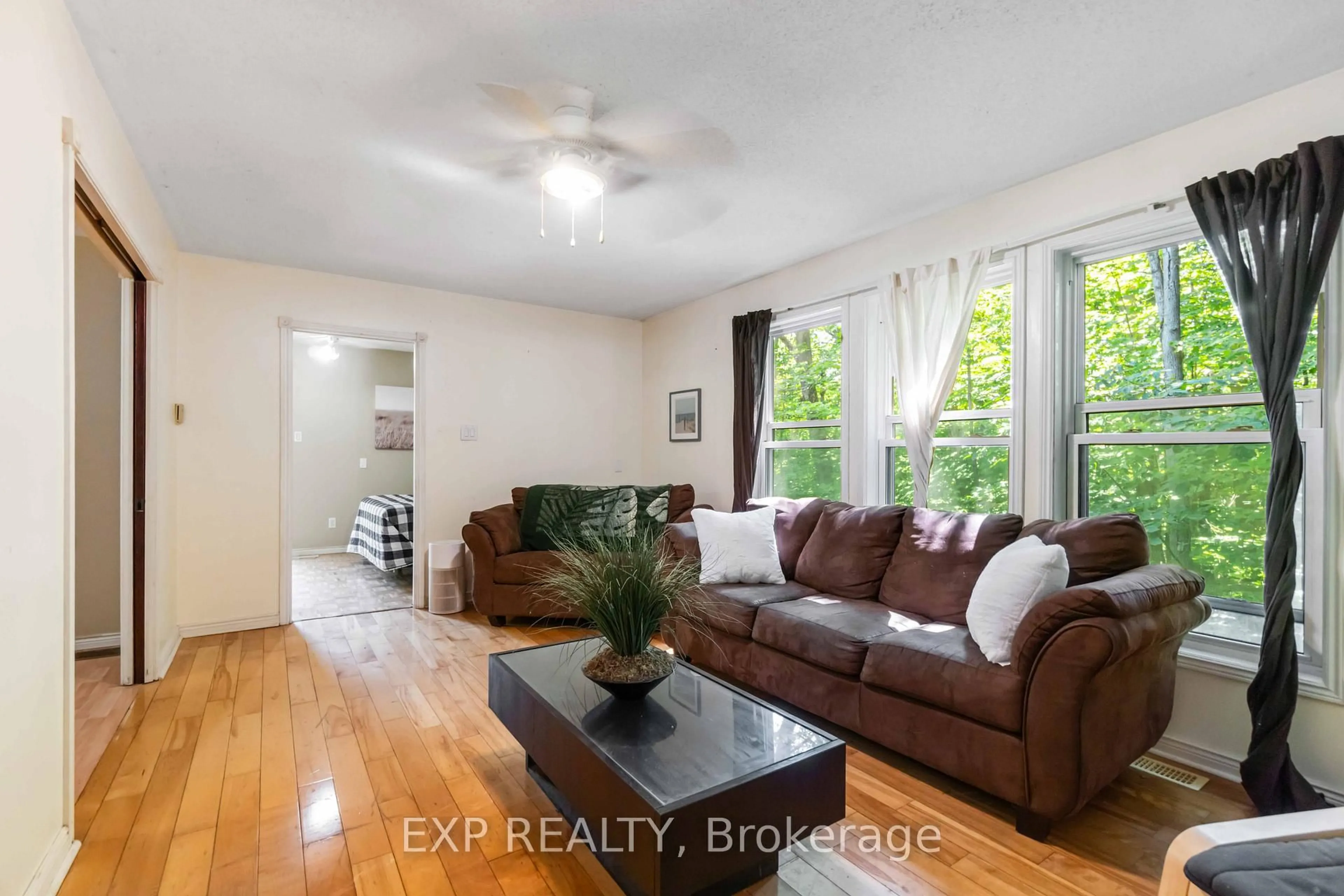 Living room with furniture, wood/laminate floor for 124 Northridge Lane, Ottawa Ontario K0A 3M0