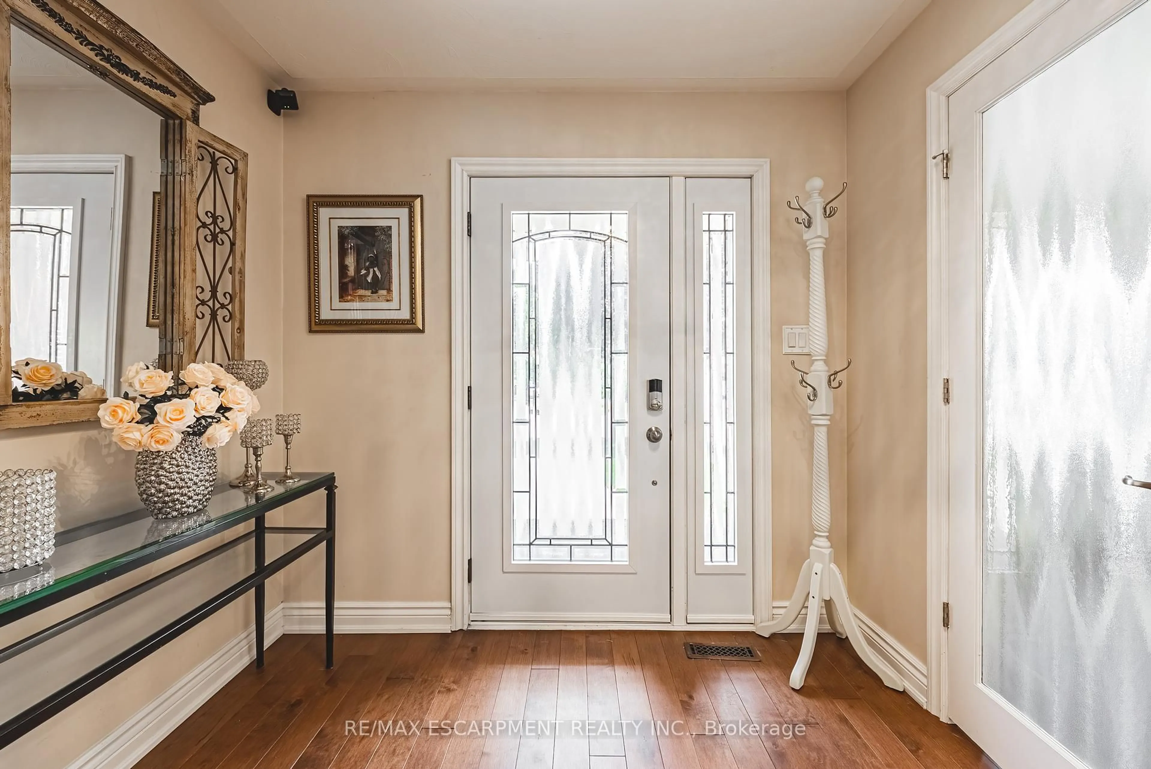 Indoor entryway for 2 Antoinette Crt, Hamilton Ontario L9B 2E7