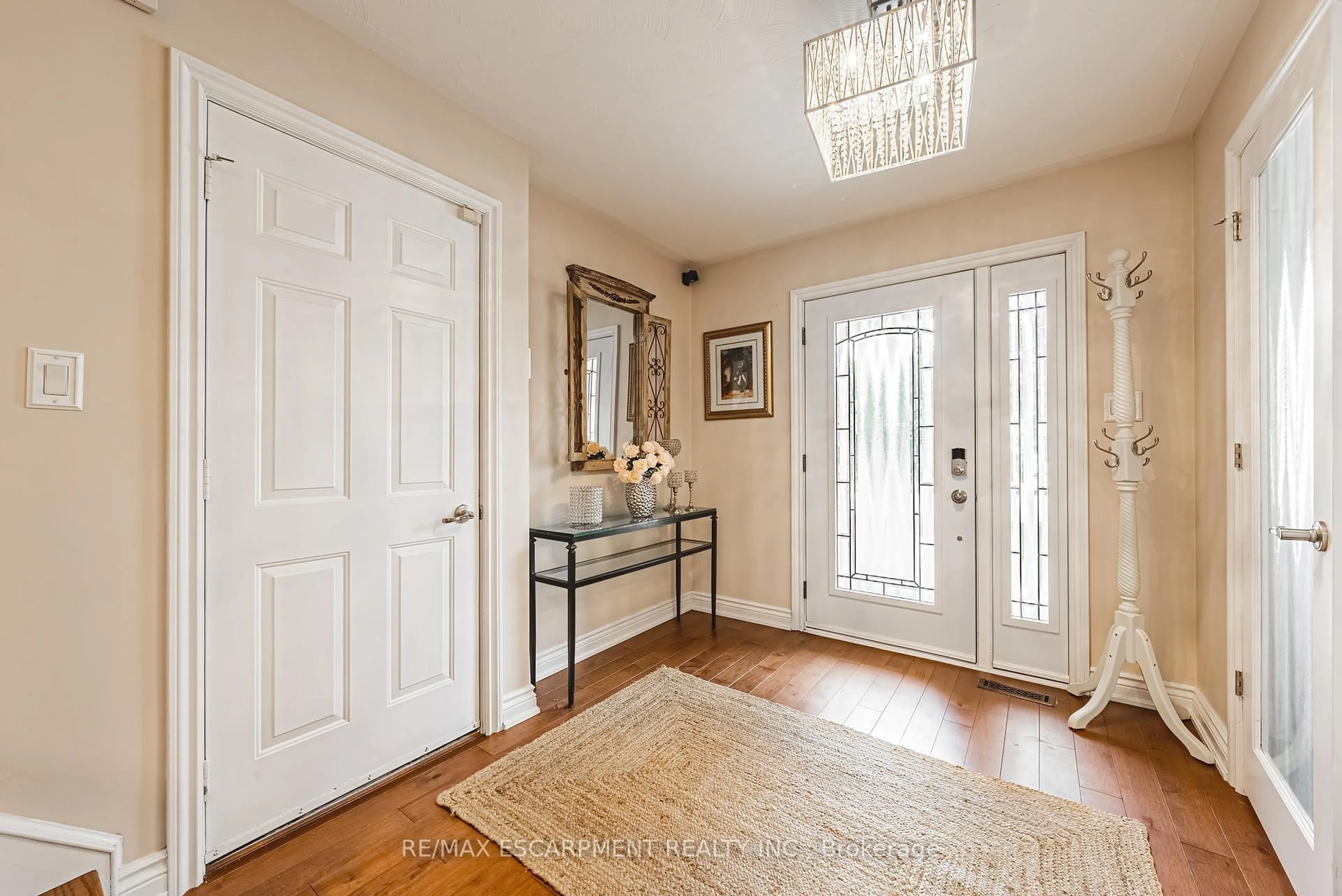 Indoor entryway for 2 Antoinette Crt, Hamilton Ontario L9B 2E7