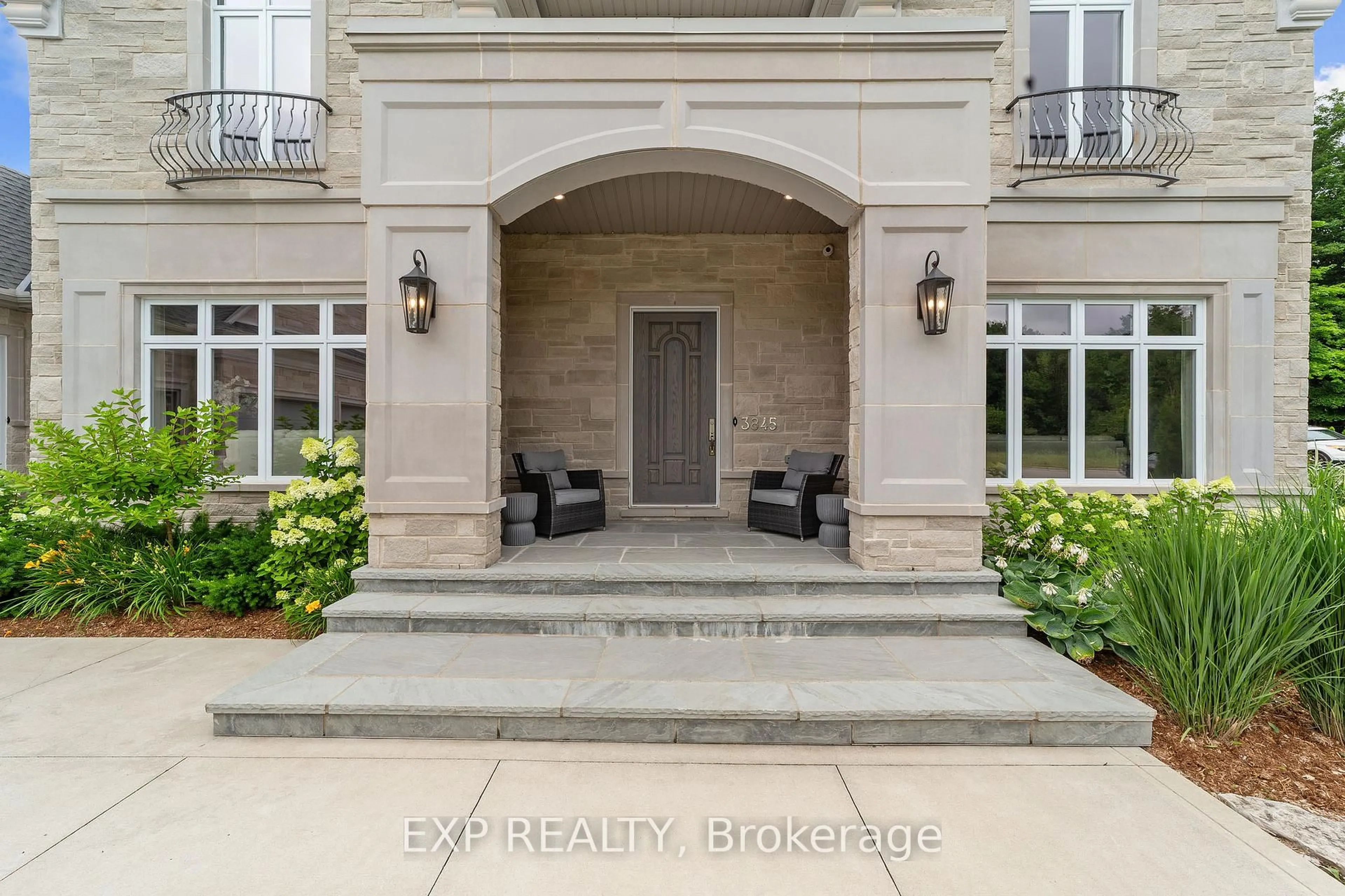 Indoor entryway for 3845 Deer Tr, London South Ontario N6P 1E6