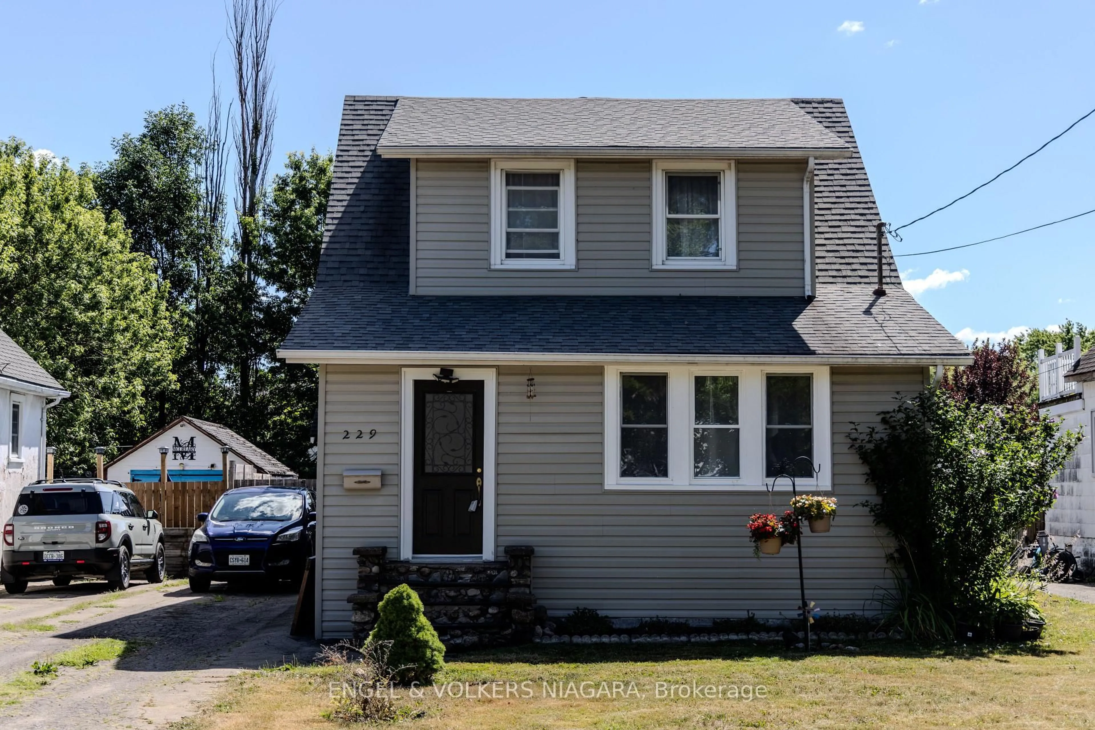 Home with vinyl exterior material, street for 229 North St, Fort Erie Ontario L2A 3R9