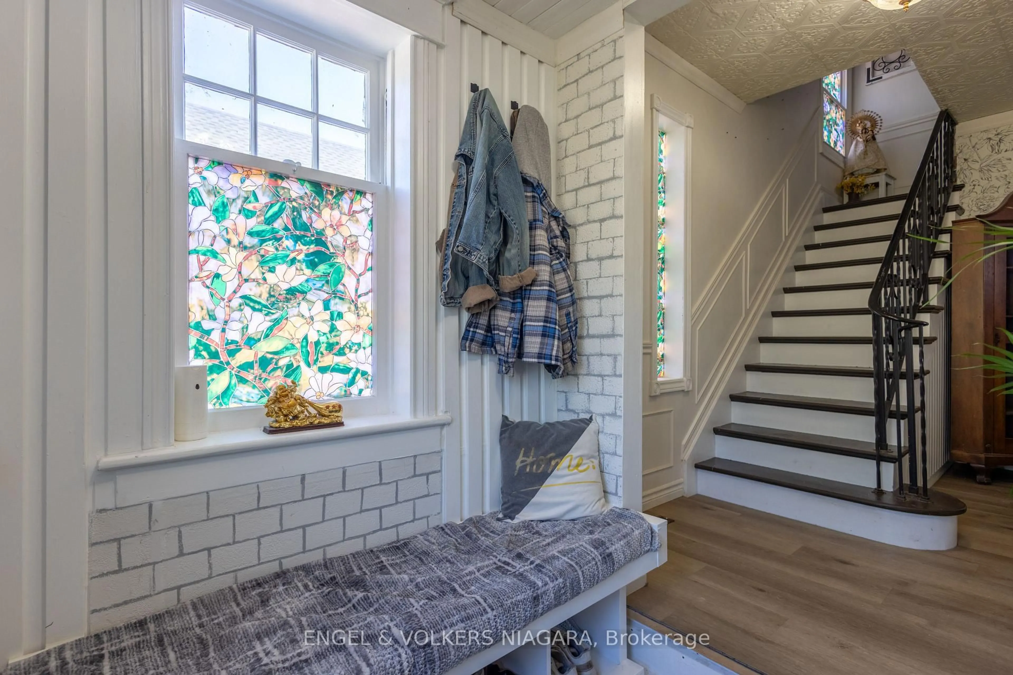 Indoor entryway for 229 North St, Fort Erie Ontario L2A 3R9
