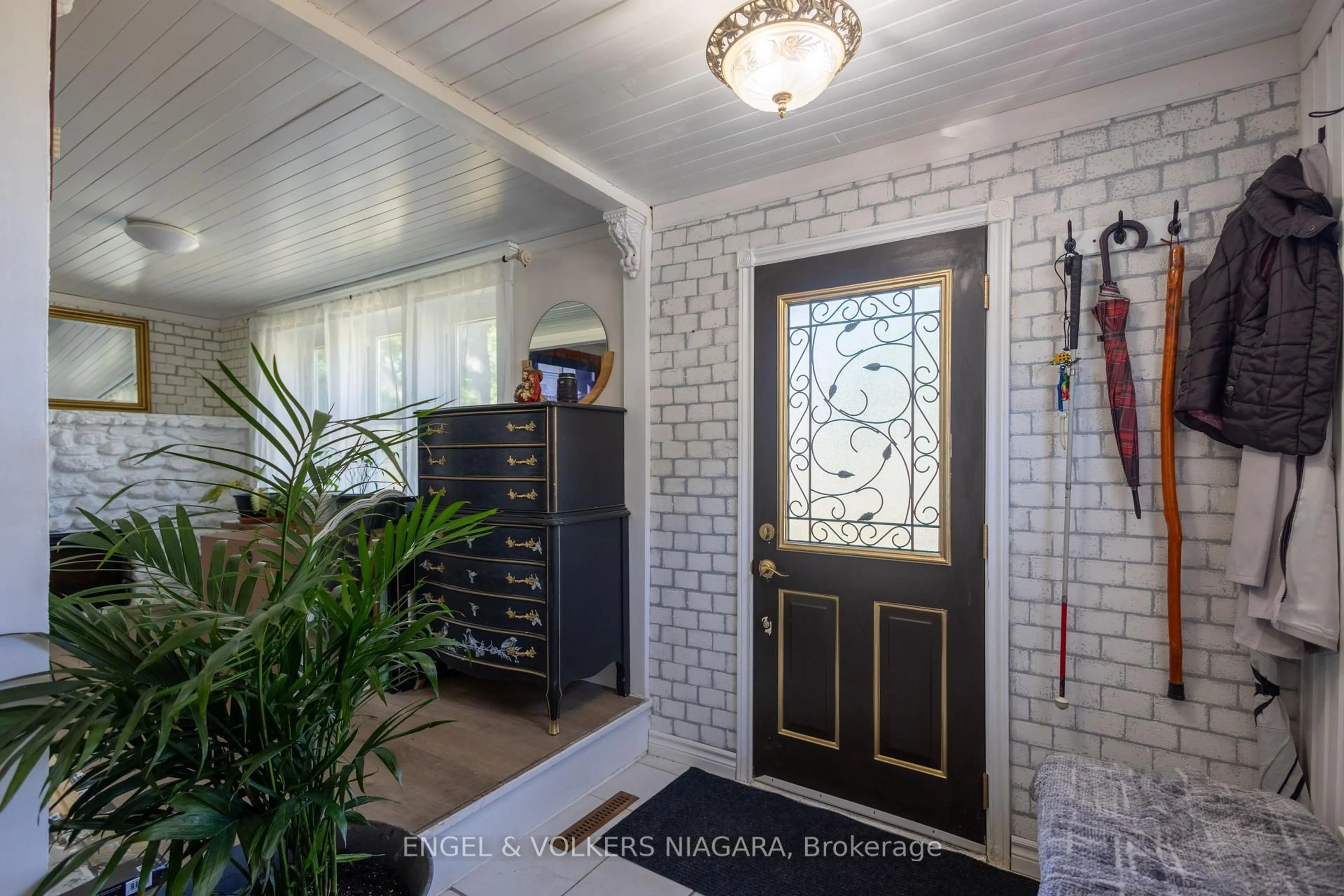 Indoor entryway for 229 North St, Fort Erie Ontario L2A 3R9