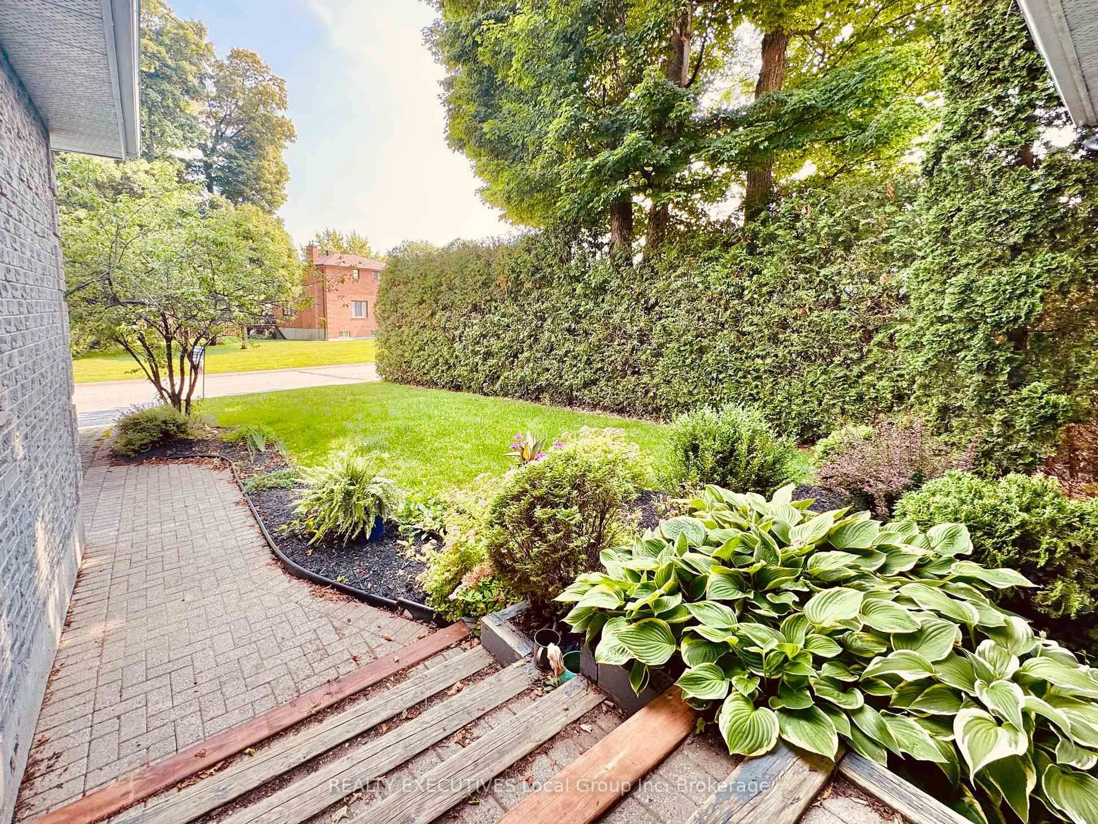 Patio, street for 19 Robinhood Crt, North Bay Ontario P1C 1L3