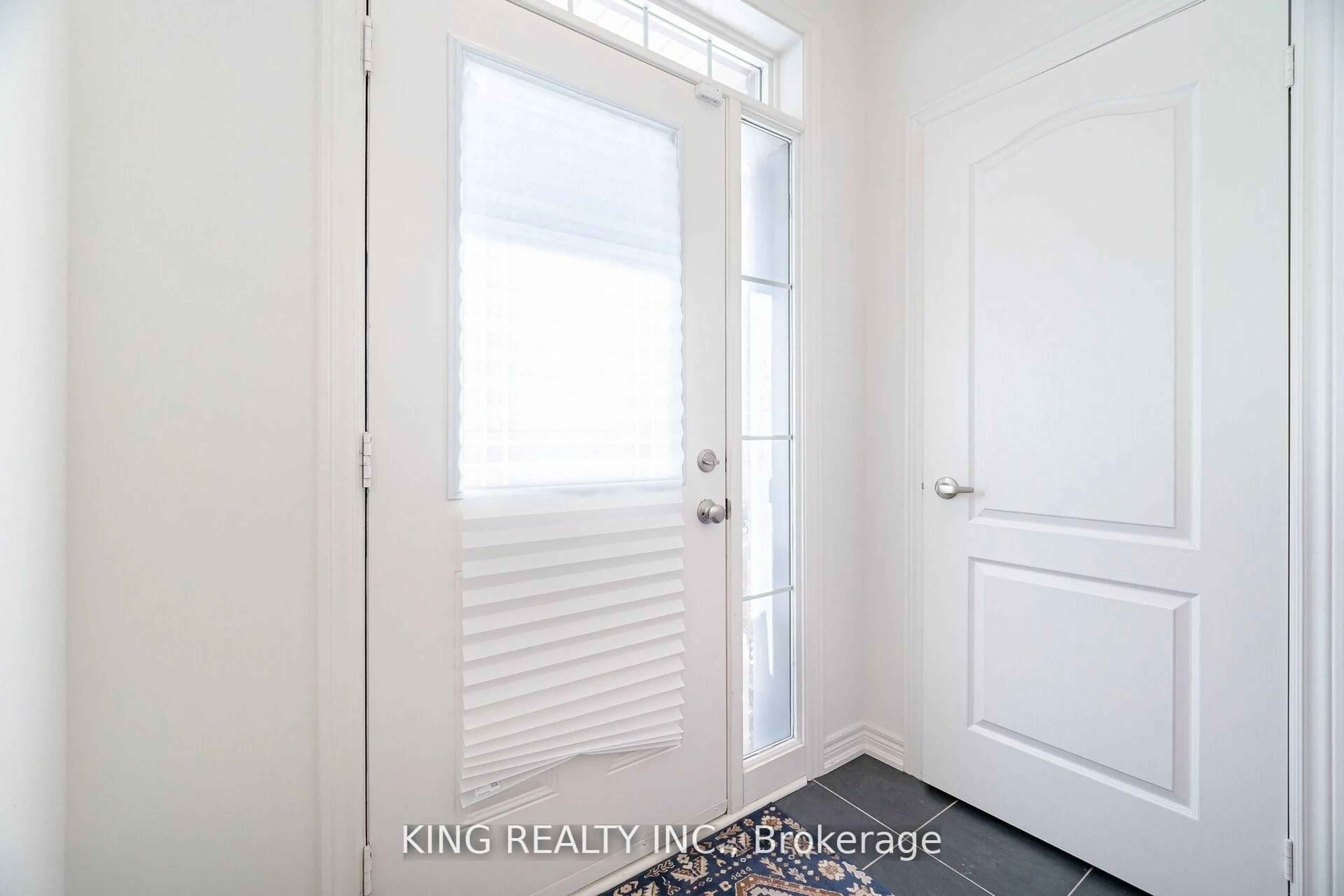 Indoor entryway for 425 Skinner Rd, Hamilton Ontario L8B 1Z7
