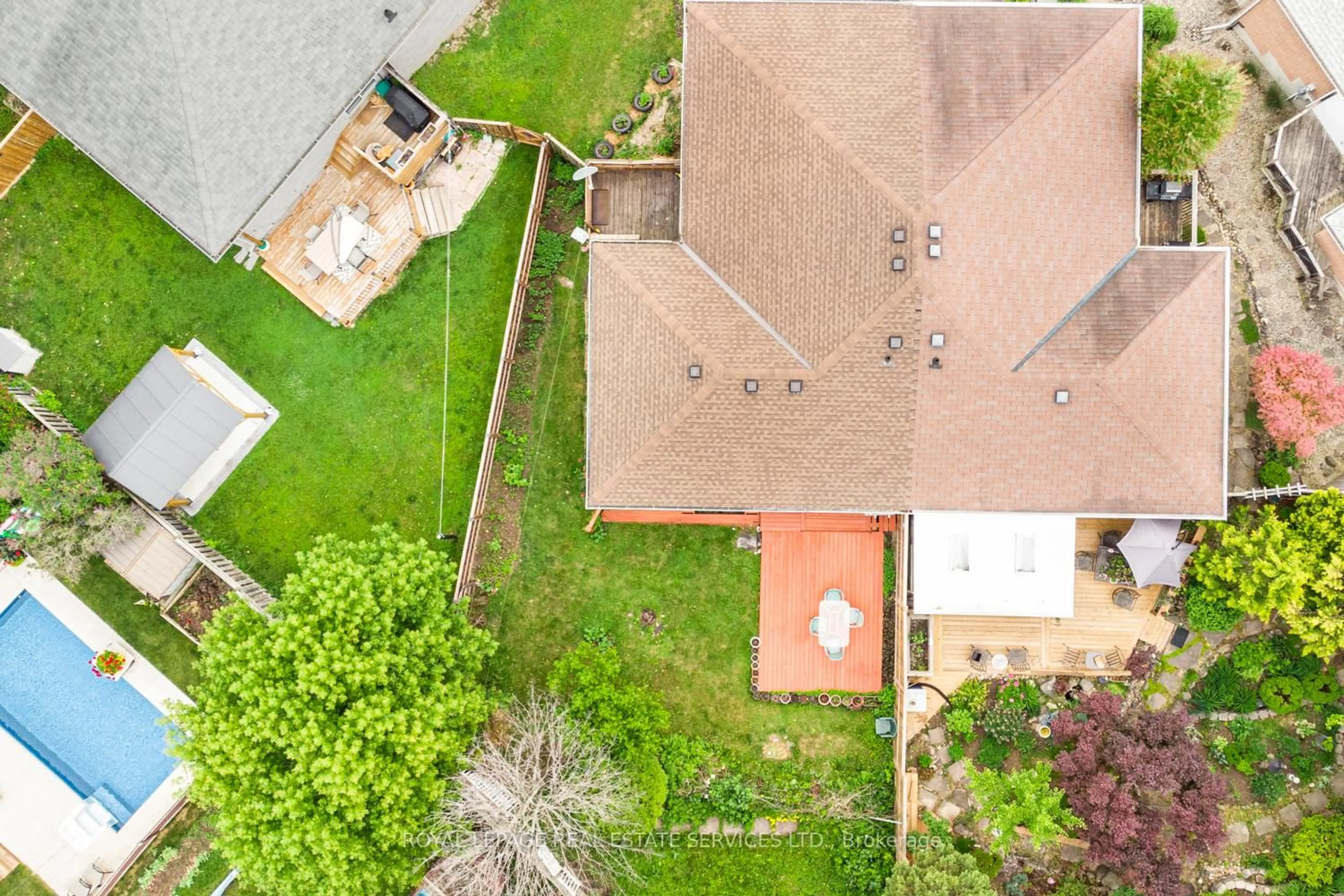 A pic from outside/outdoor area/front of a property/back of a property/a pic from drone, street for 86 Old Huron Crt, Kitchener Ontario N2R 1L7