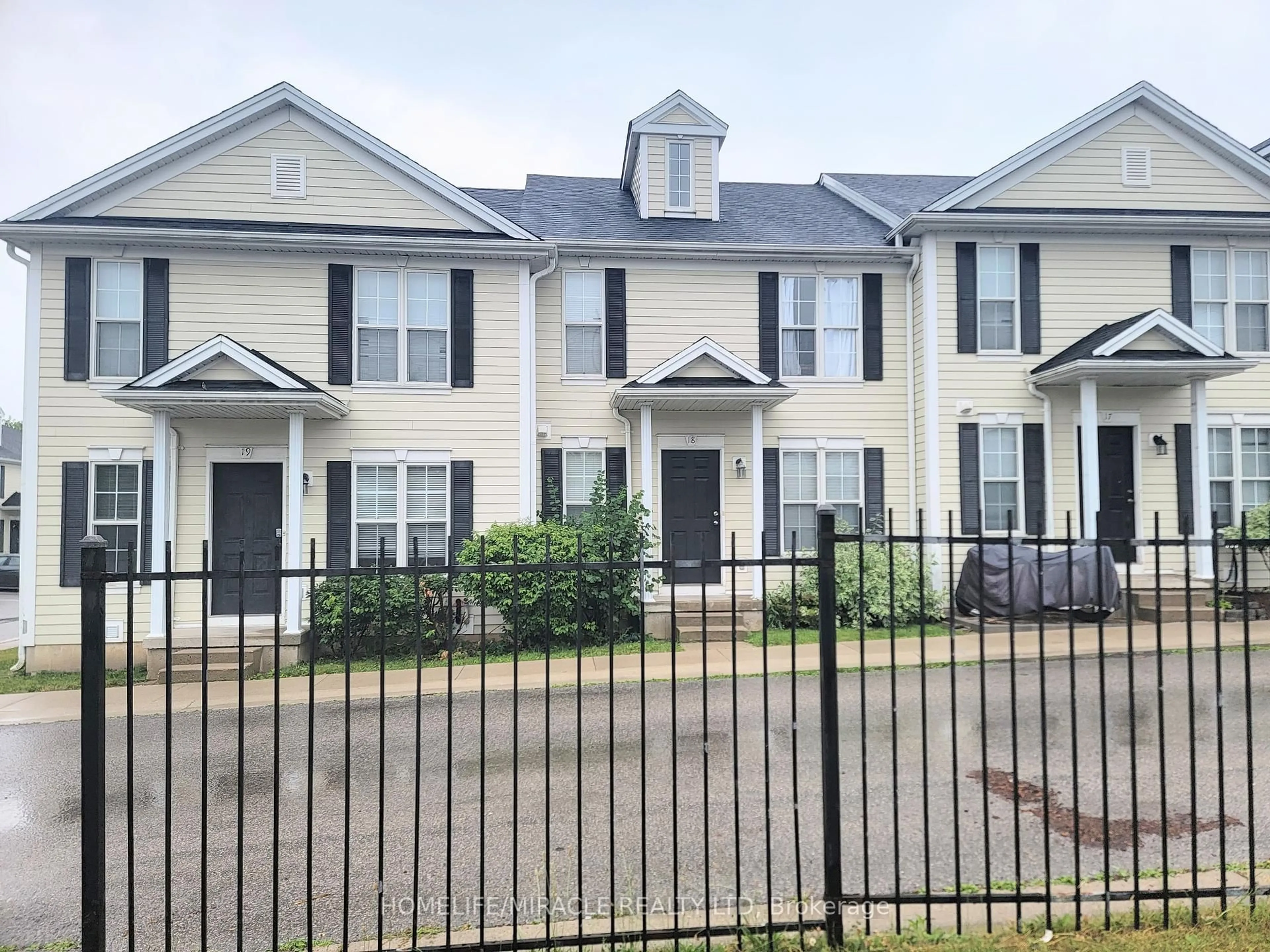 A pic from outside/outdoor area/front of a property/back of a property/a pic from drone, street for 600 SARNIA Rd #18, London North Ontario N6G 5N4