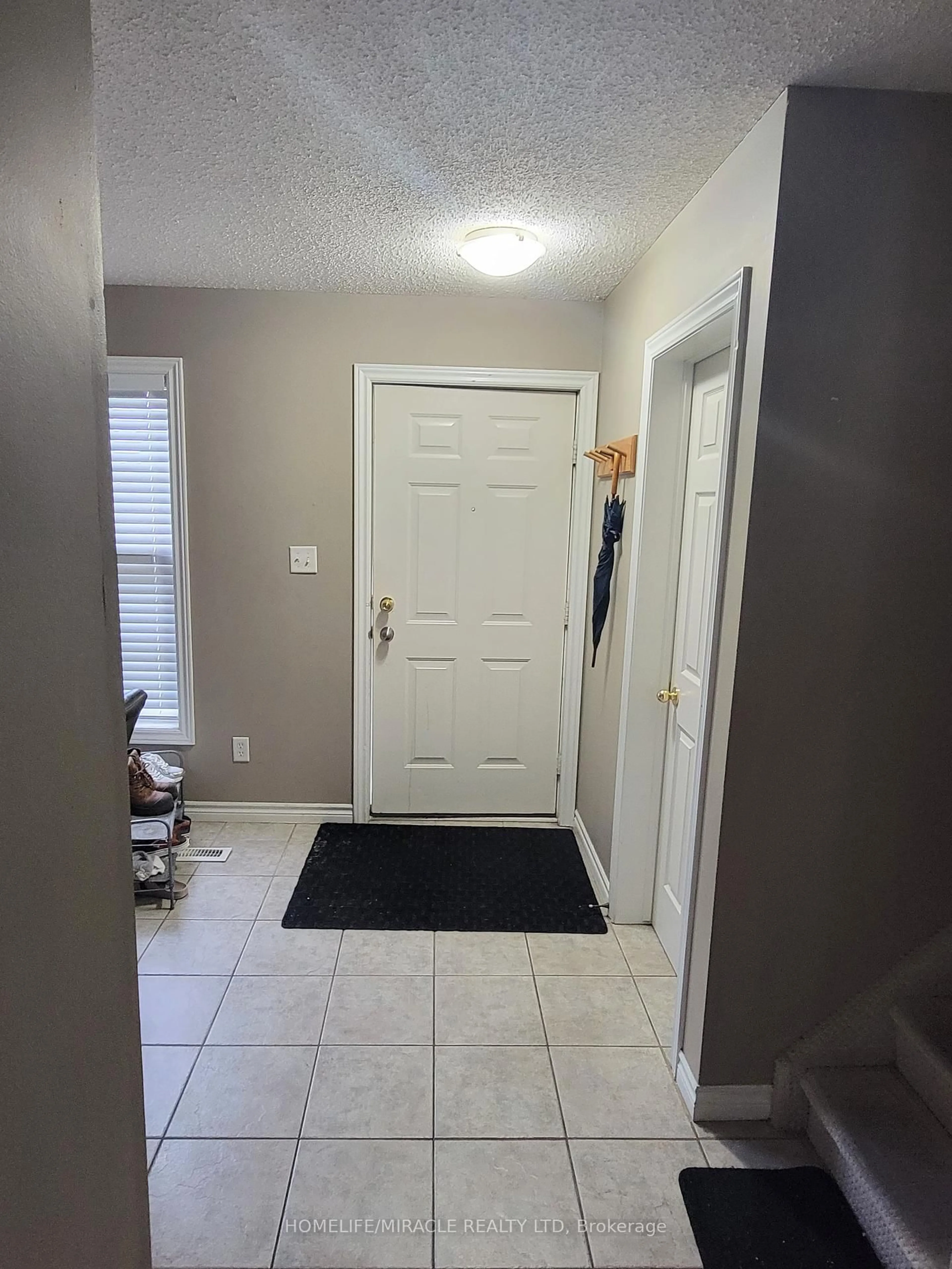 Indoor entryway for 600 SARNIA Rd #18, London North Ontario N6G 5N4