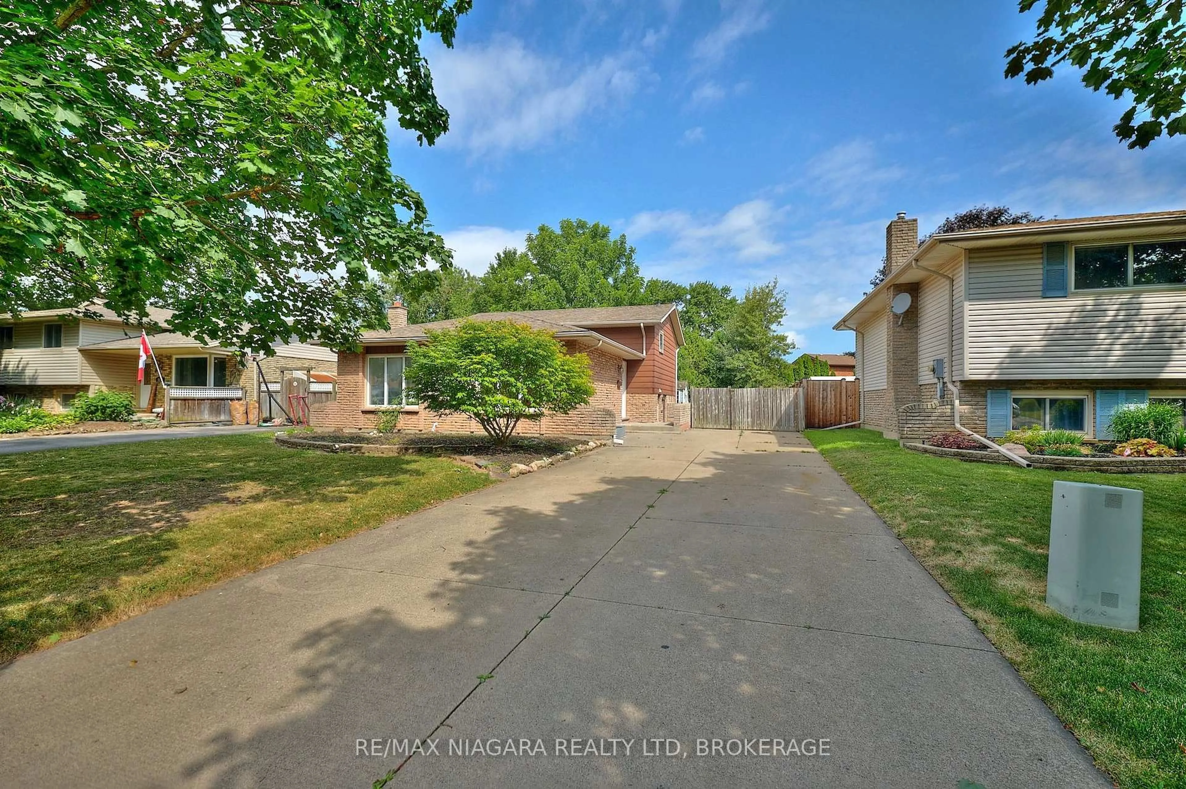 A pic from outside/outdoor area/front of a property/back of a property/a pic from drone, street for 30 Via Dell Monte, St. Catharines Ontario L2T 3Y1