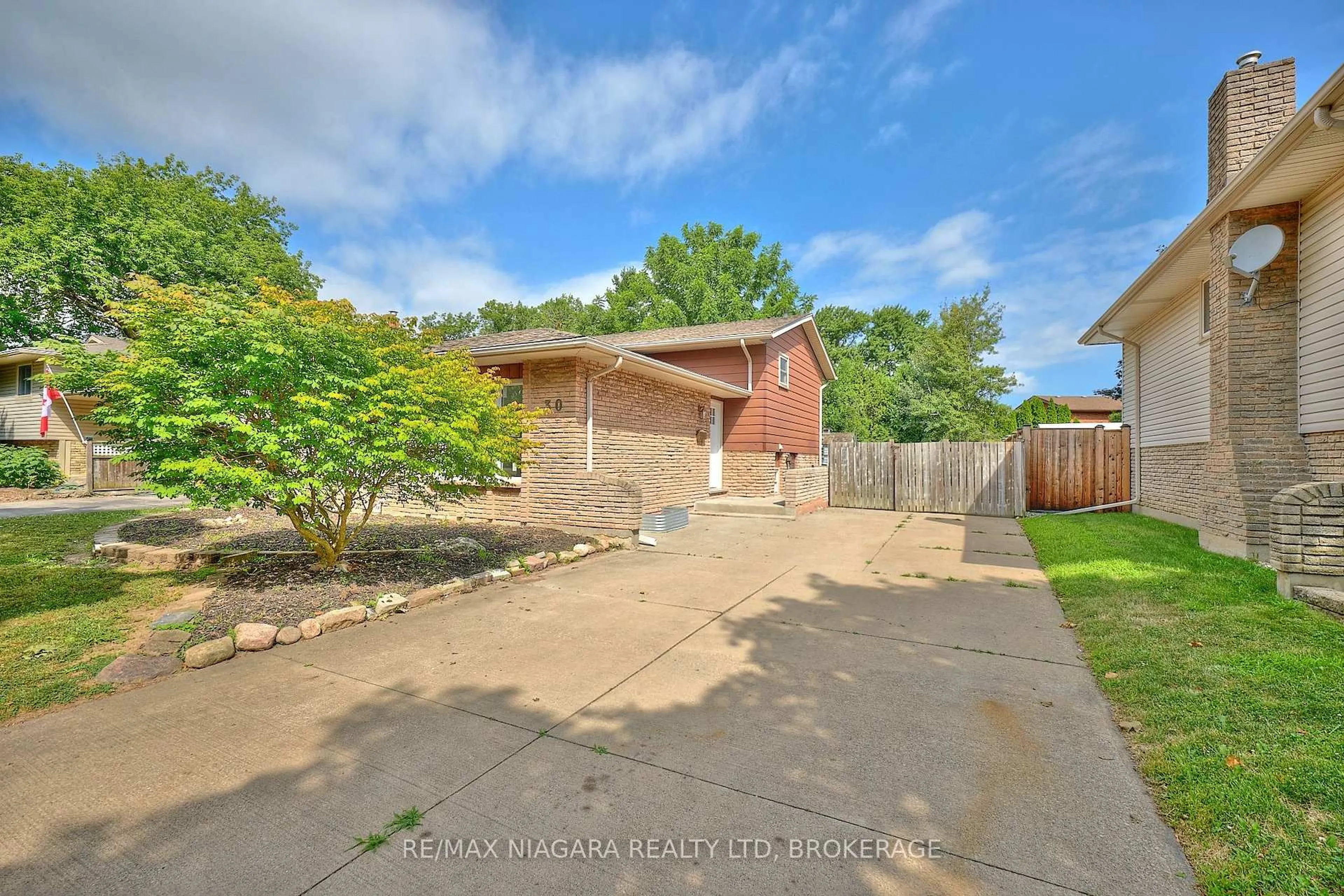 A pic from outside/outdoor area/front of a property/back of a property/a pic from drone, street for 30 Via Dell Monte, St. Catharines Ontario L2T 3Y1