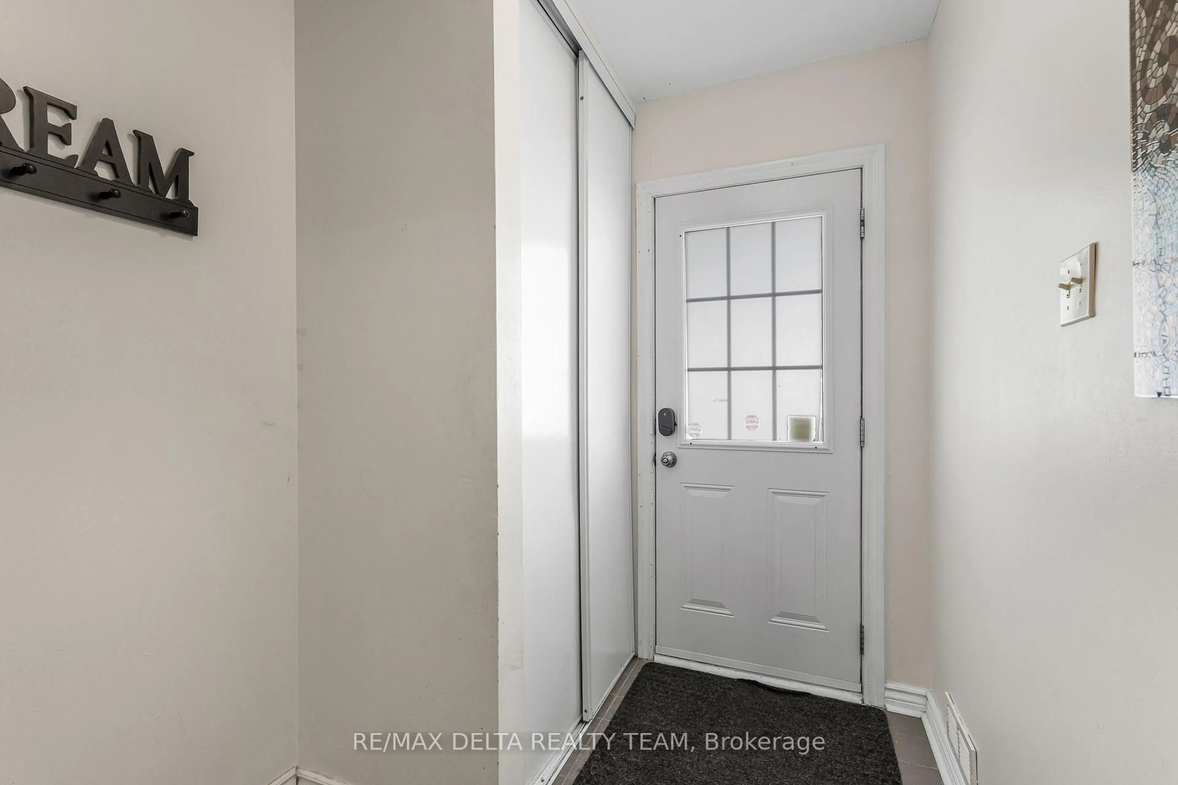 Indoor entryway for 2005 Greenway Park Lane, Ottawa Ontario K1B 5B1