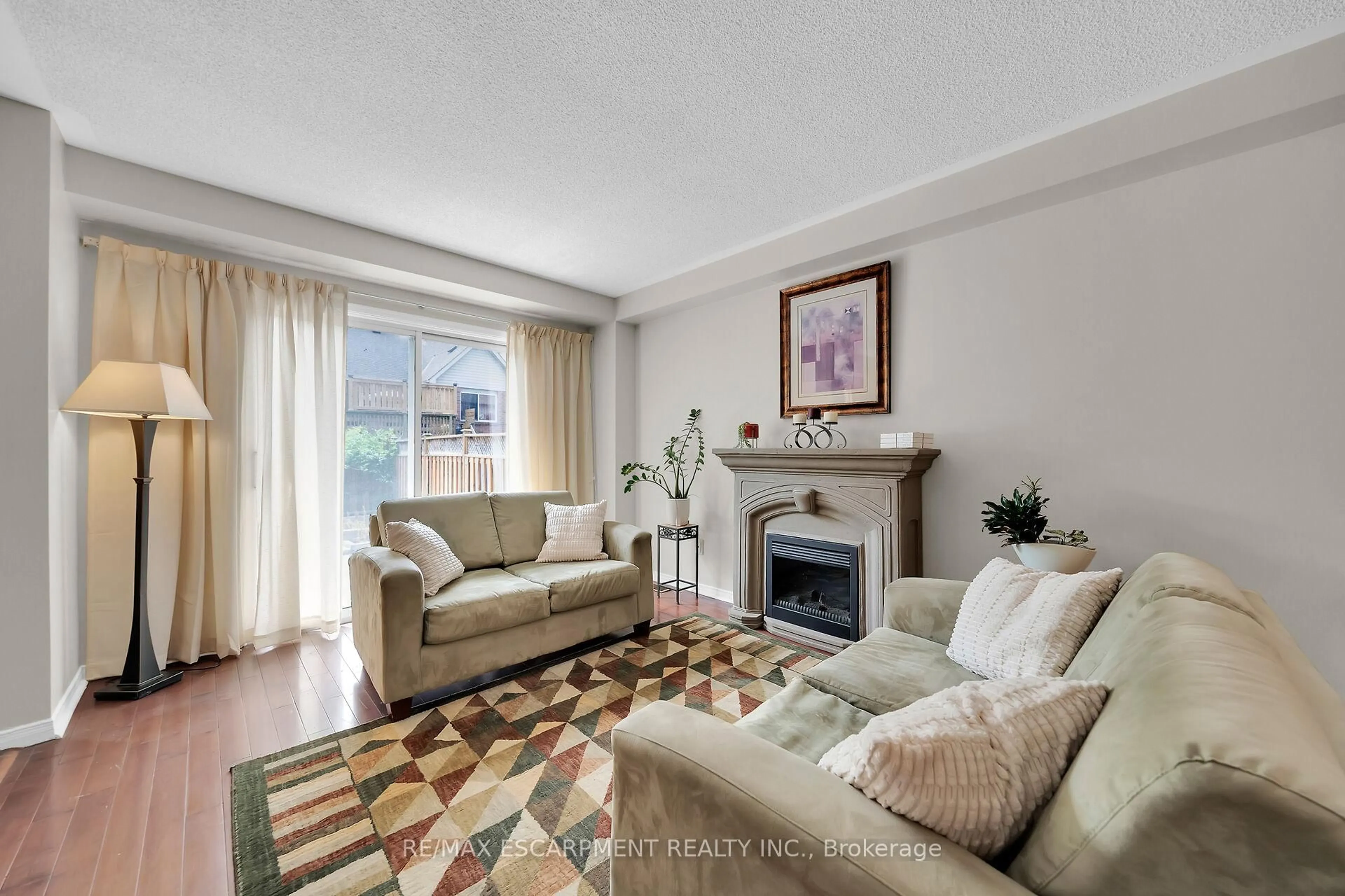 Living room with furniture, unknown for 12 Jordan Crt, St. Catharines Ontario L2N 7R3