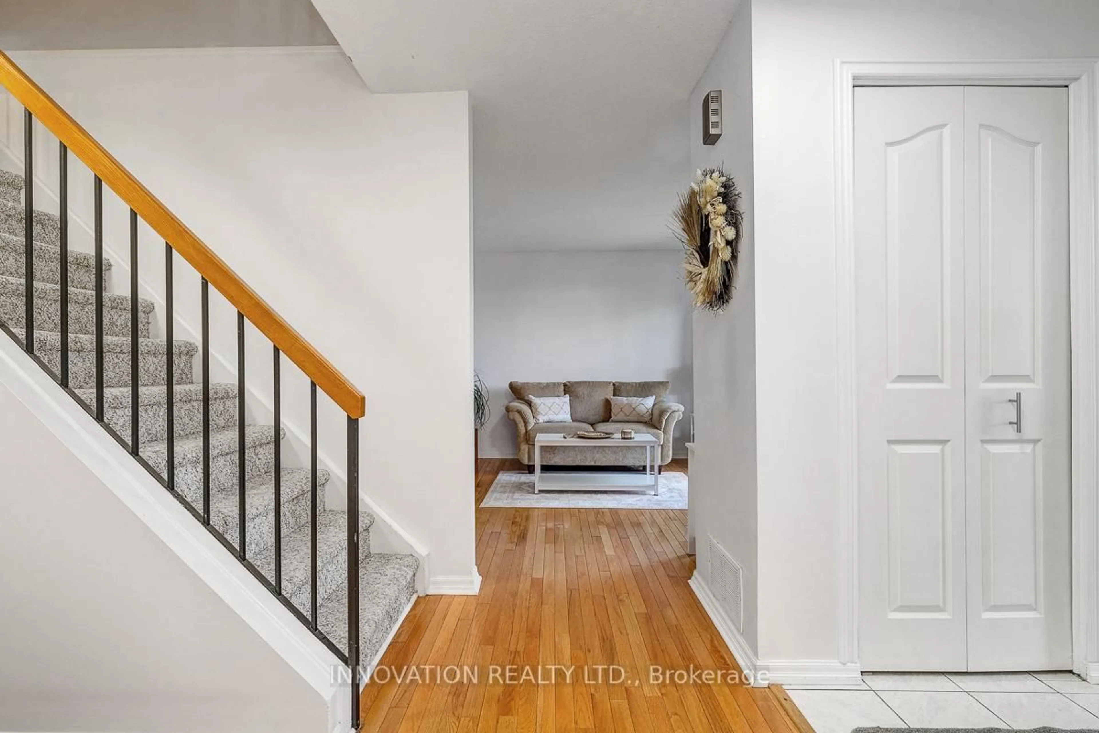 Indoor entryway for 1645 Du Sommet Pl, Ottawa Ontario K1C 4Z9