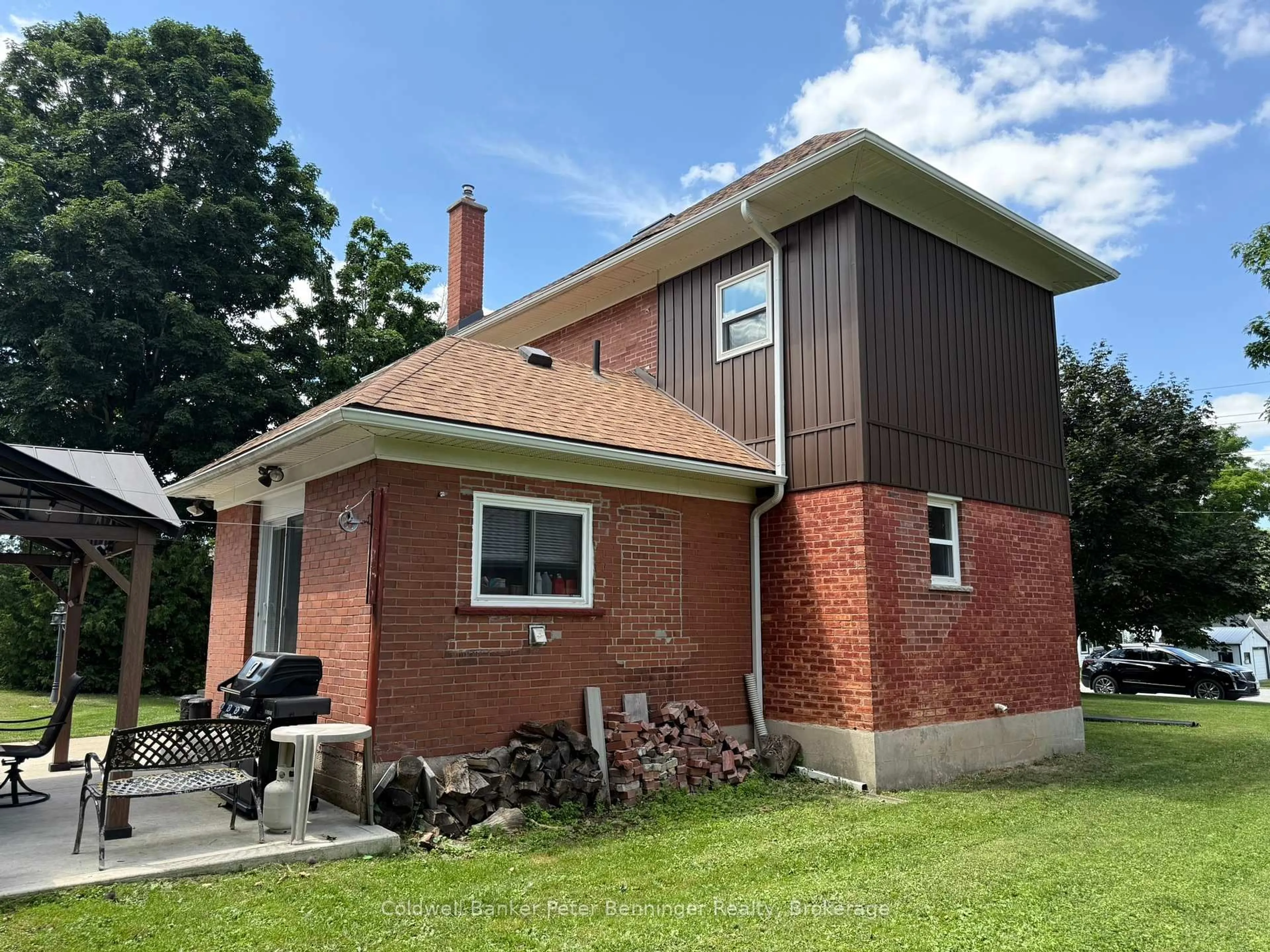 Home with brick exterior material, building for 9 Wragge St, South Bruce Ontario N0G 2S0