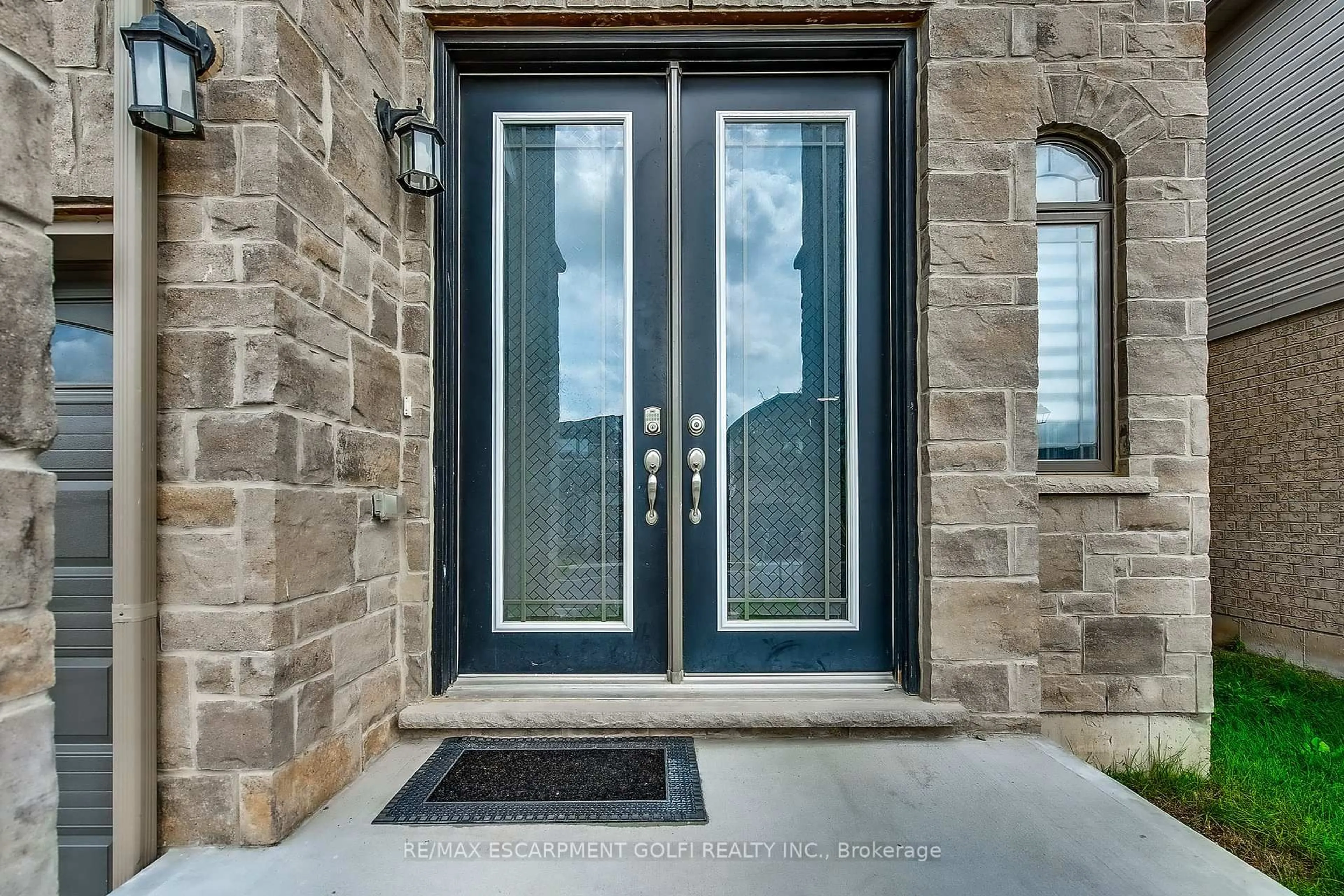 Indoor entryway for 84 Cooke Ave, Brantford Ontario N3T 0S1