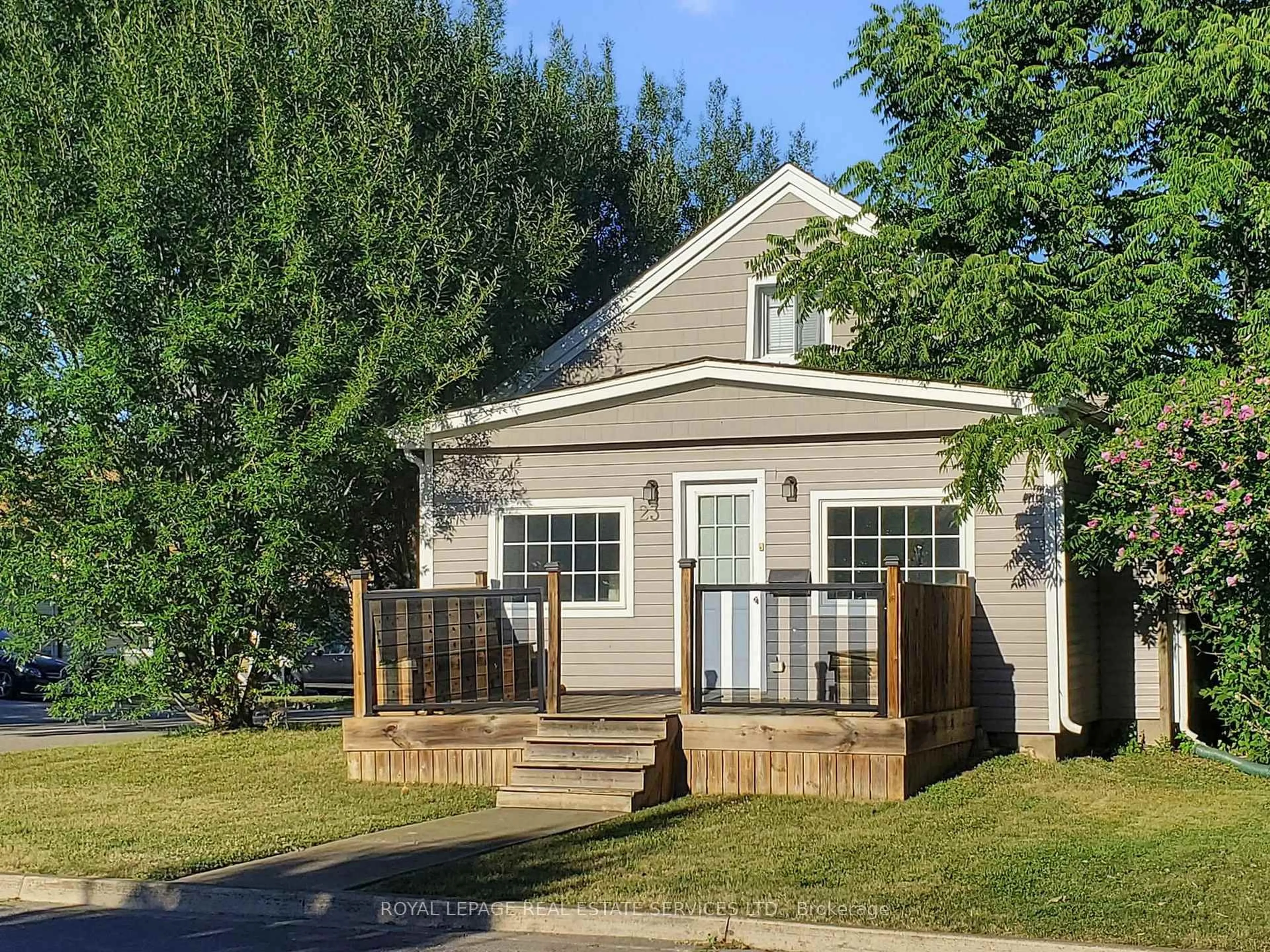 Home with vinyl exterior material, street for 23 Glen Ave, St. Catharines Ontario L2S 1L3
