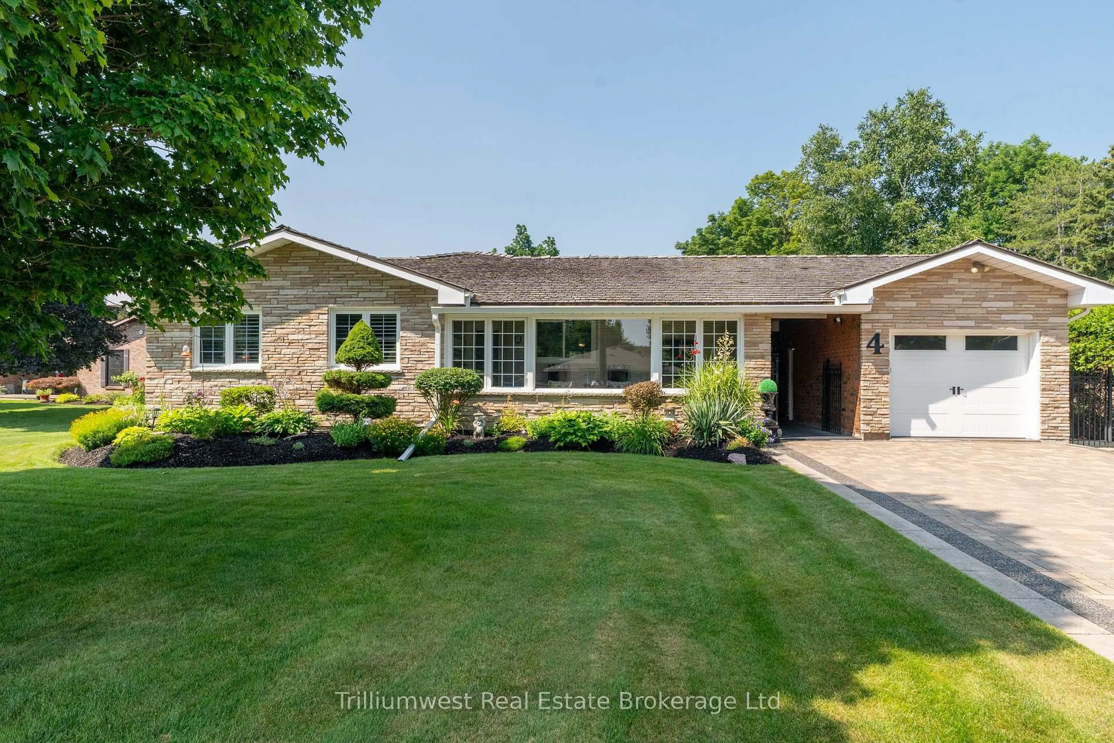 Home with vinyl exterior material, street for 4 Colonial Dr, North Dumfries Ontario N0B 1E0