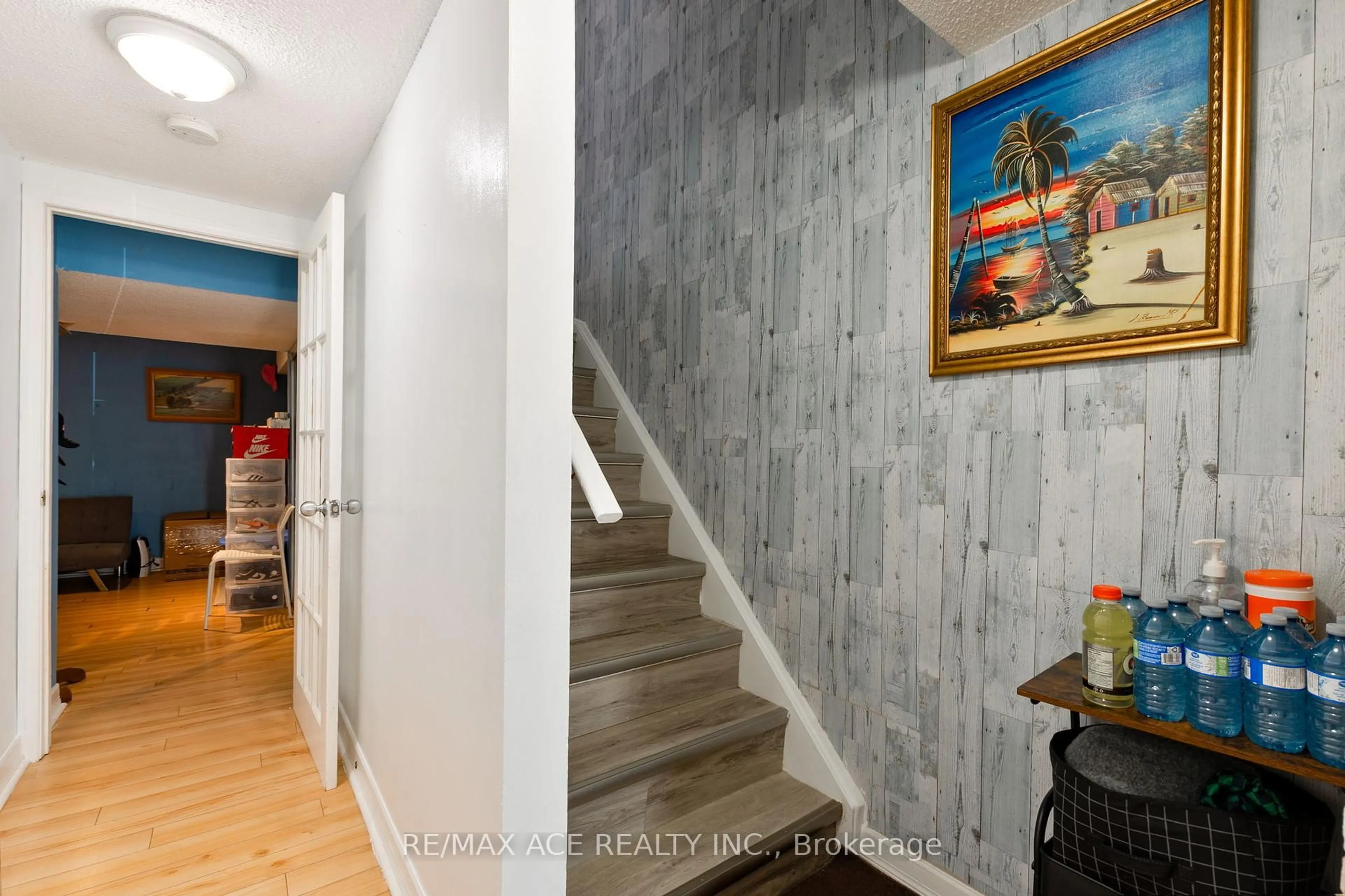 Indoor entryway for 700 Osgoode Dr #166, London South Ontario N6E 2H1