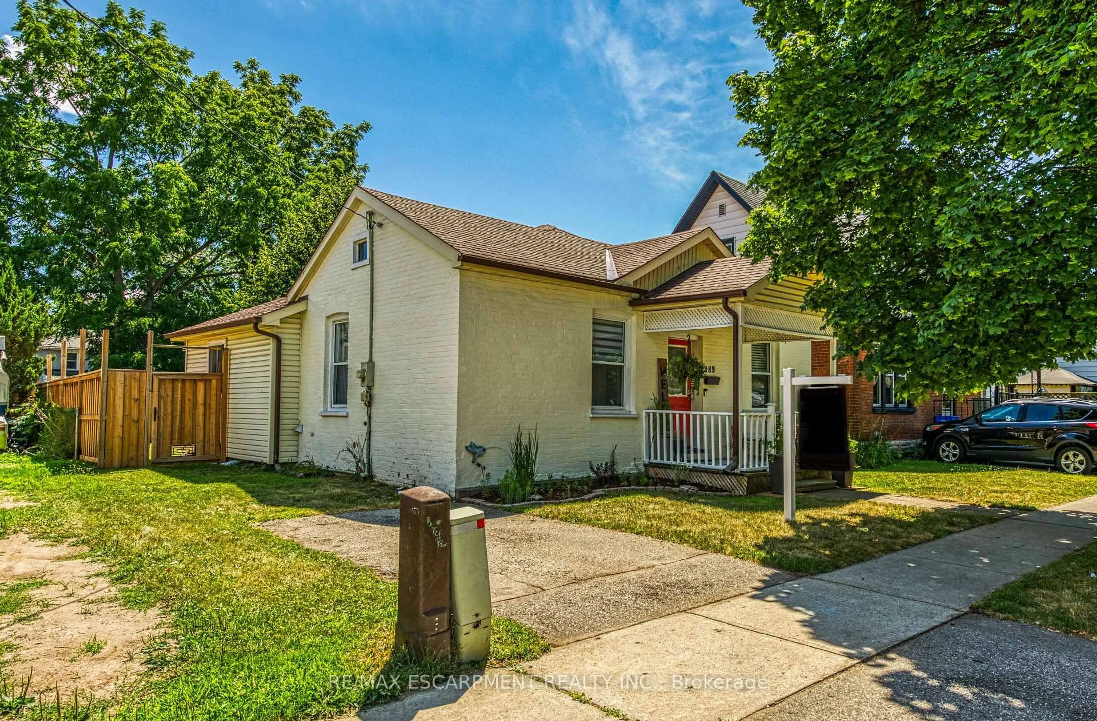 A pic from outside/outdoor area/front of a property/back of a property/a pic from drone, street for 189 Sheridan St, Brantford Ontario N3S 4P9