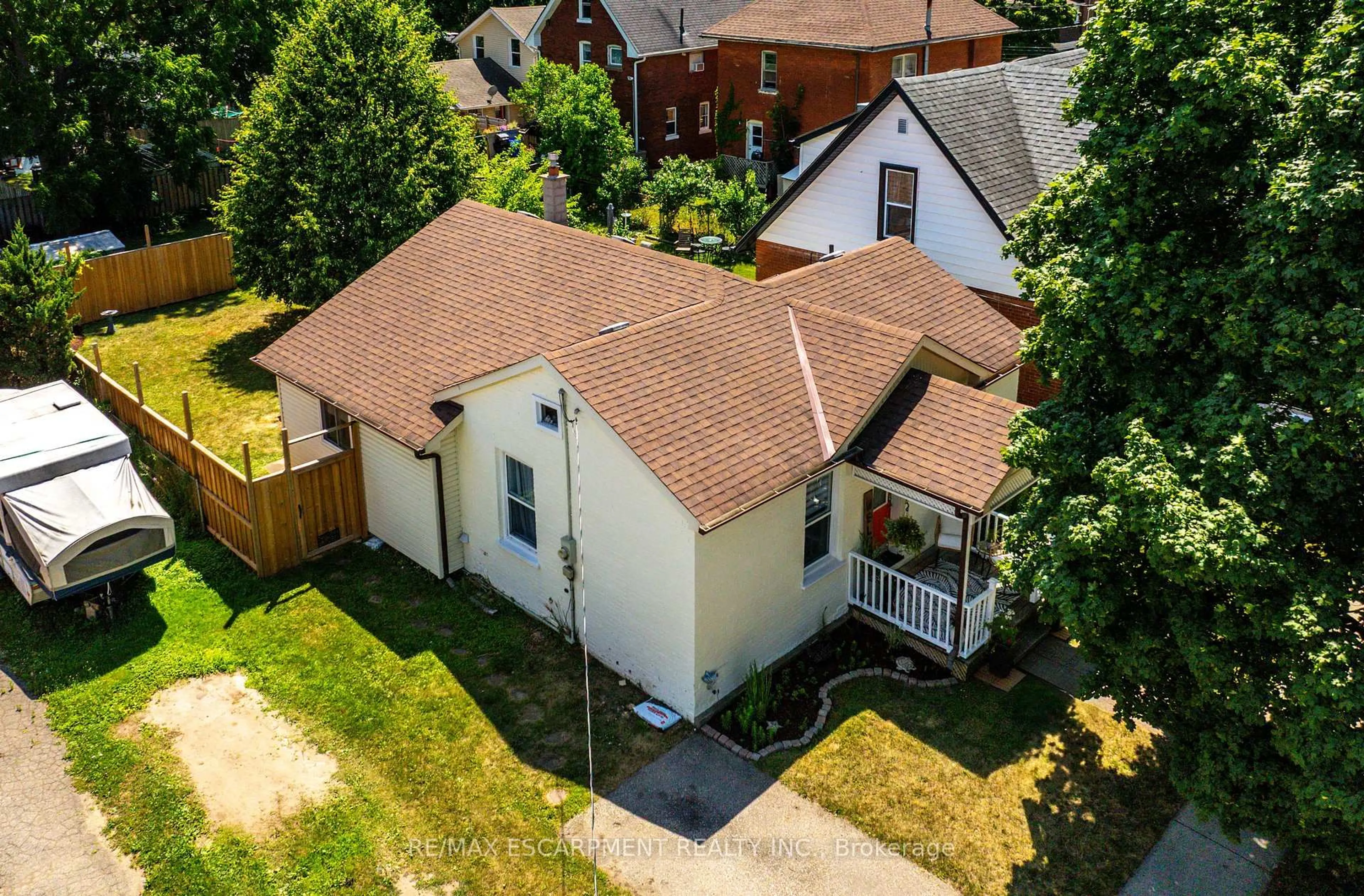 A pic from outside/outdoor area/front of a property/back of a property/a pic from drone, street for 189 Sheridan St, Brantford Ontario N3S 4P9
