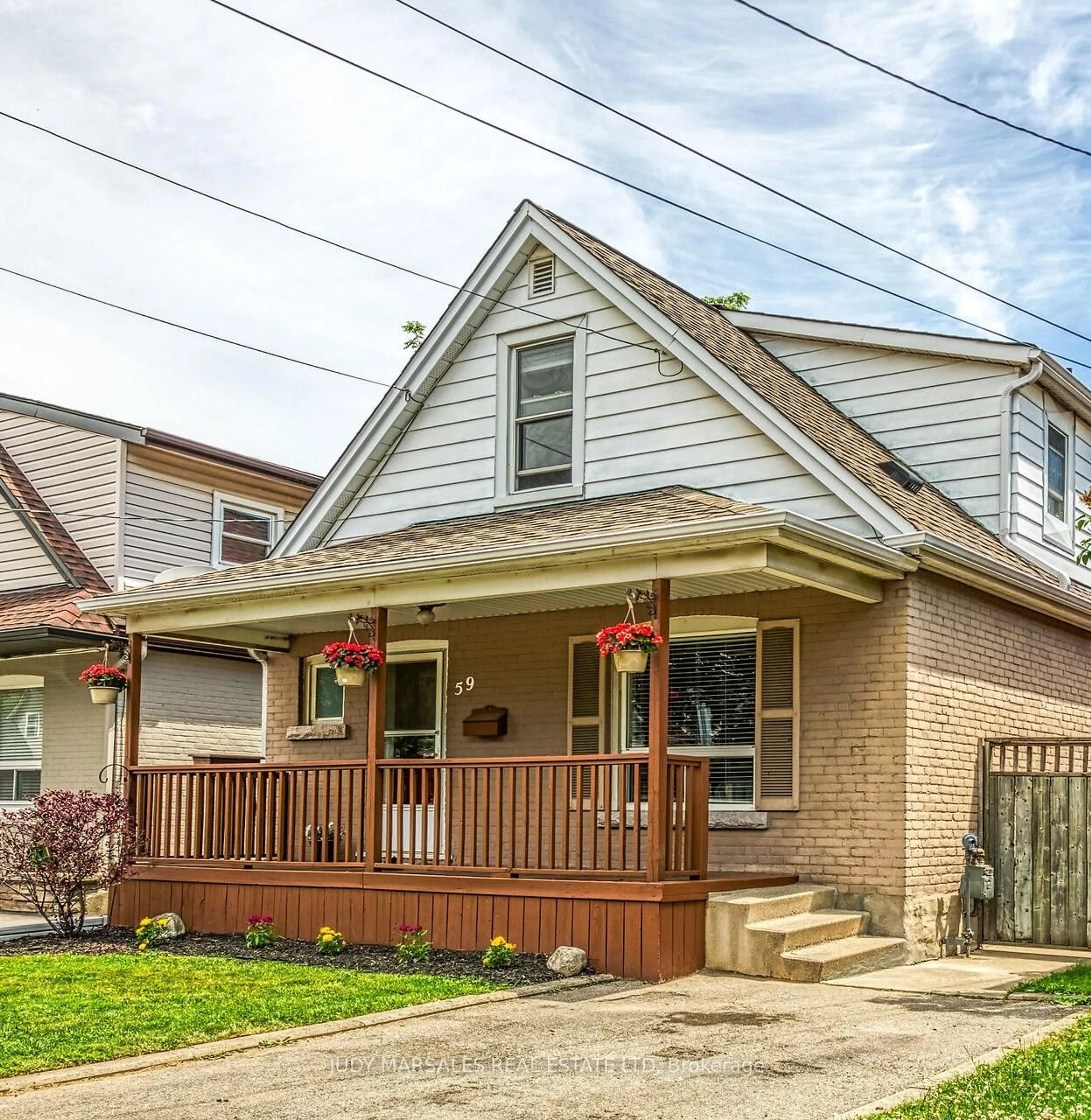 Home with vinyl exterior material, street for 59 East 26th St, Hamilton Ontario L8V 3C3