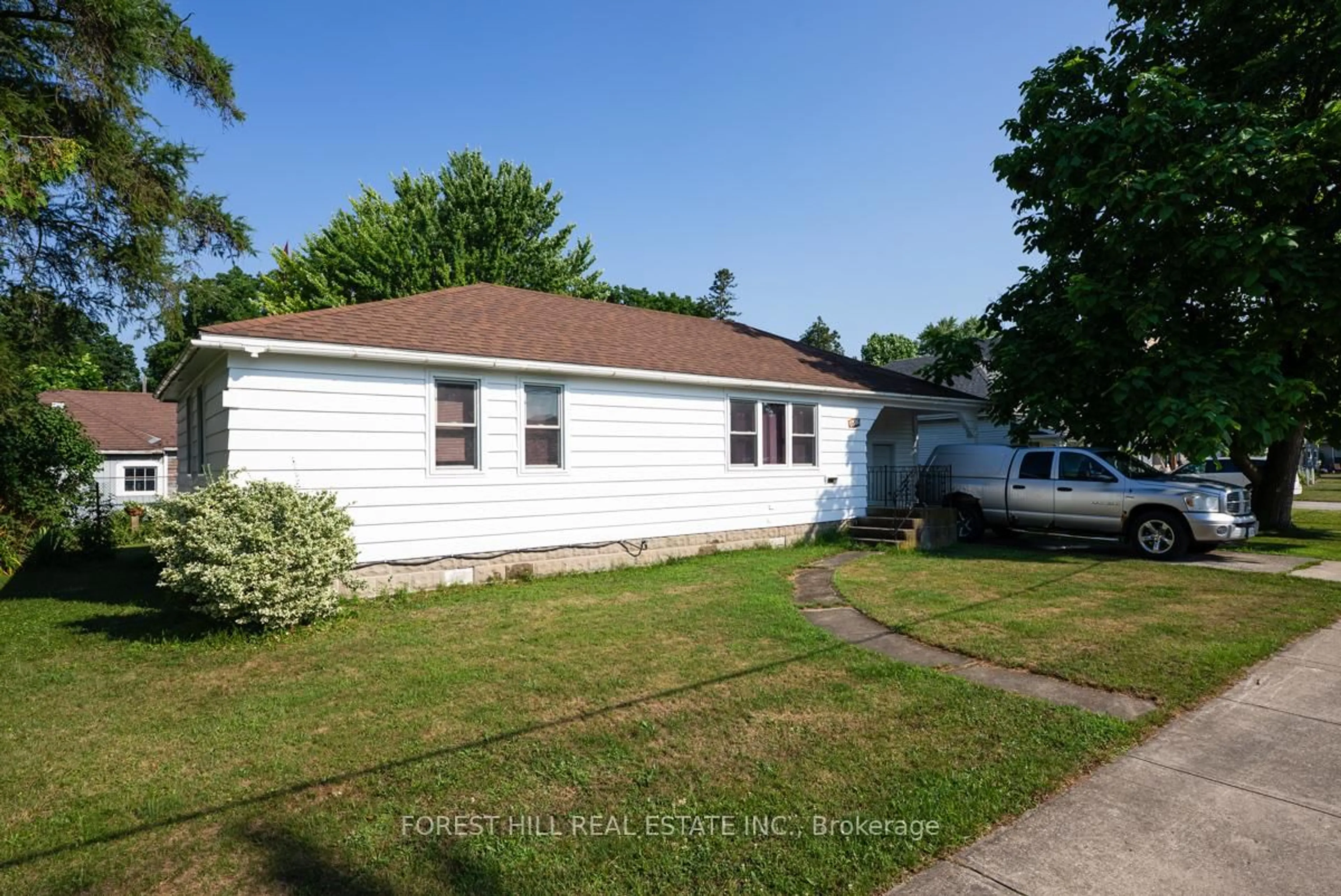 A pic from outside/outdoor area/front of a property/back of a property/a pic from drone, street for 610 Tamarac St, Haldimand Ontario N1A 1B9