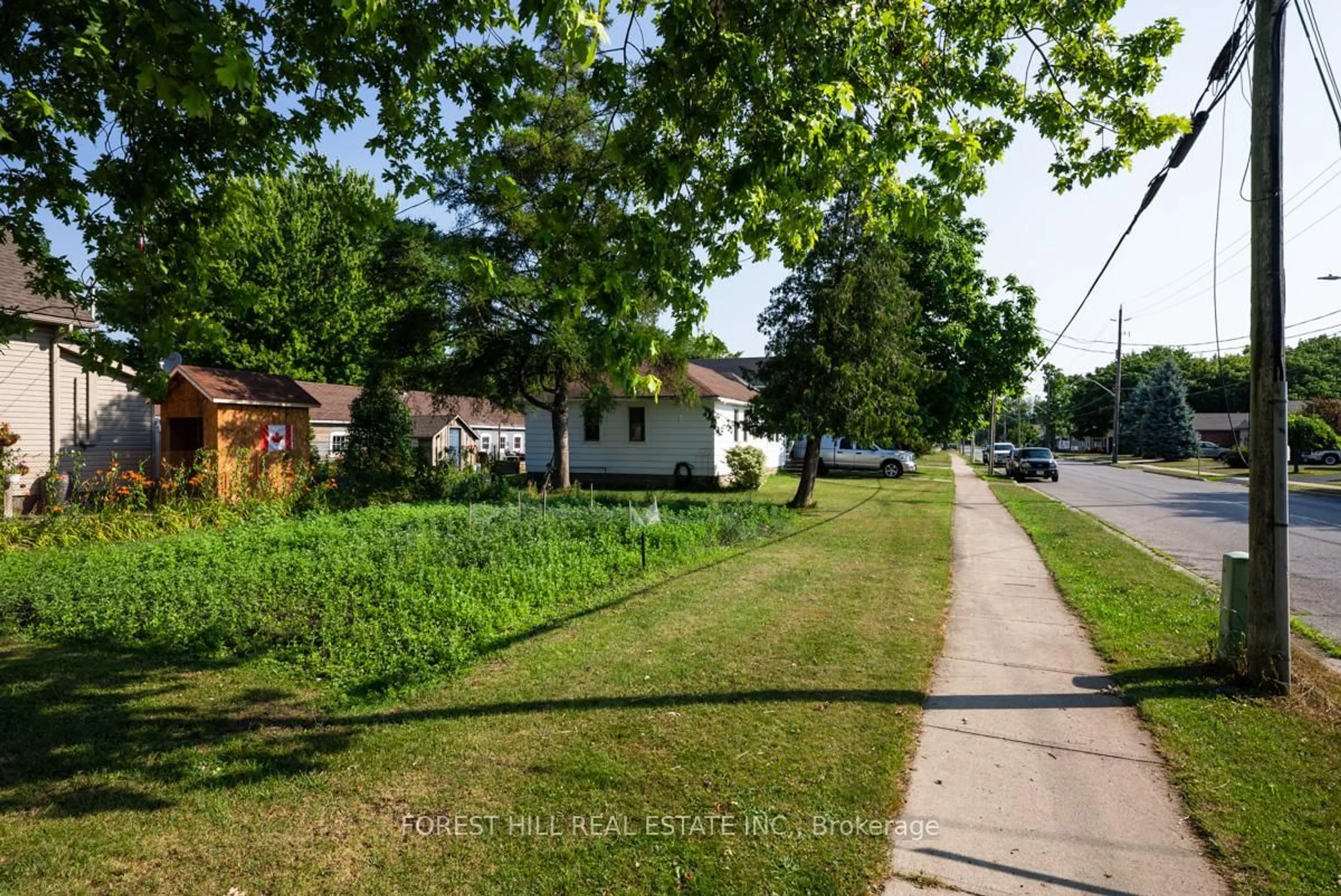 A pic from outside/outdoor area/front of a property/back of a property/a pic from drone, street for 610 Tamarac St, Haldimand Ontario N1A 1B9