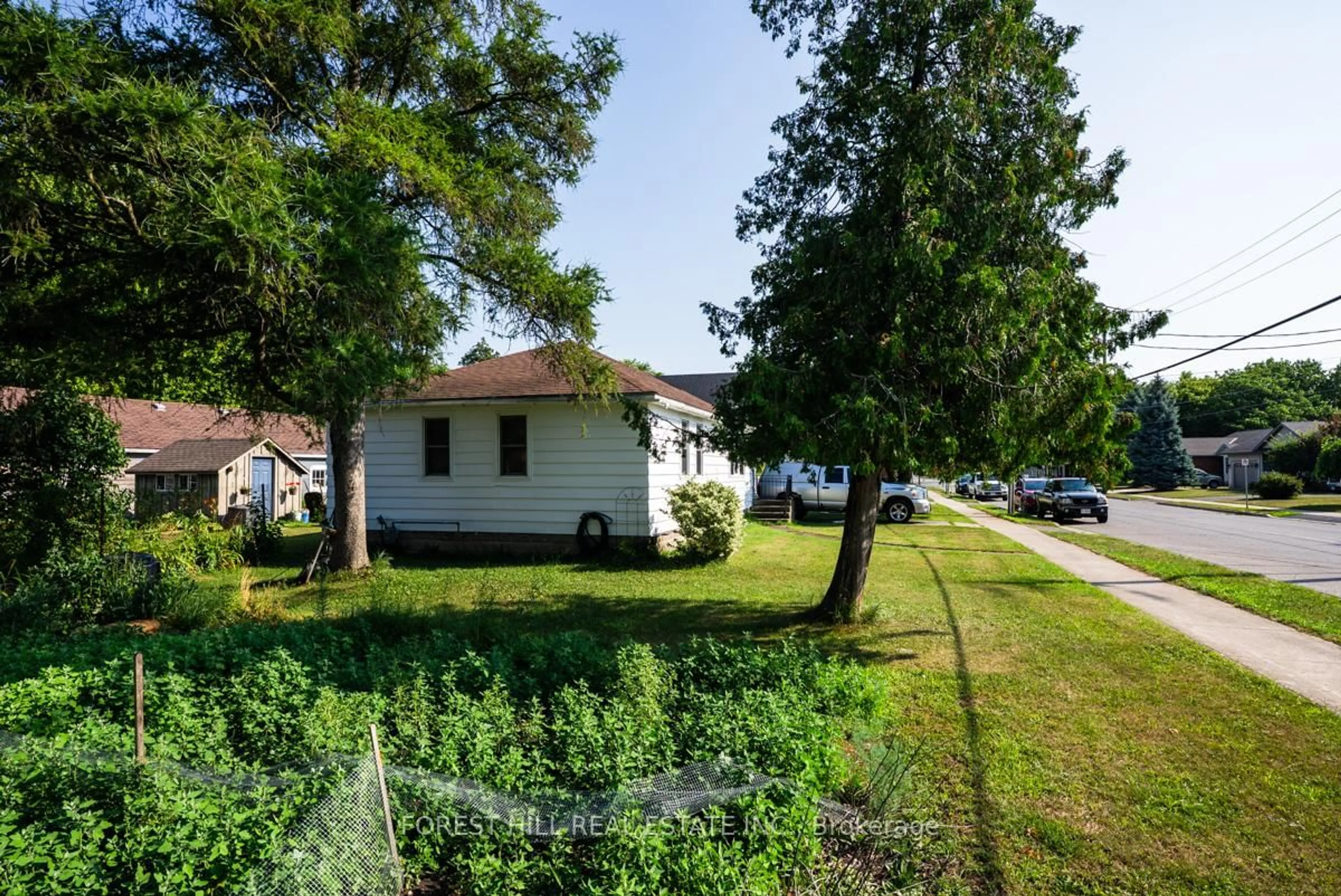 A pic from outside/outdoor area/front of a property/back of a property/a pic from drone, water/lake/river/ocean view for 610 Tamarac St, Haldimand Ontario N1A 1B9