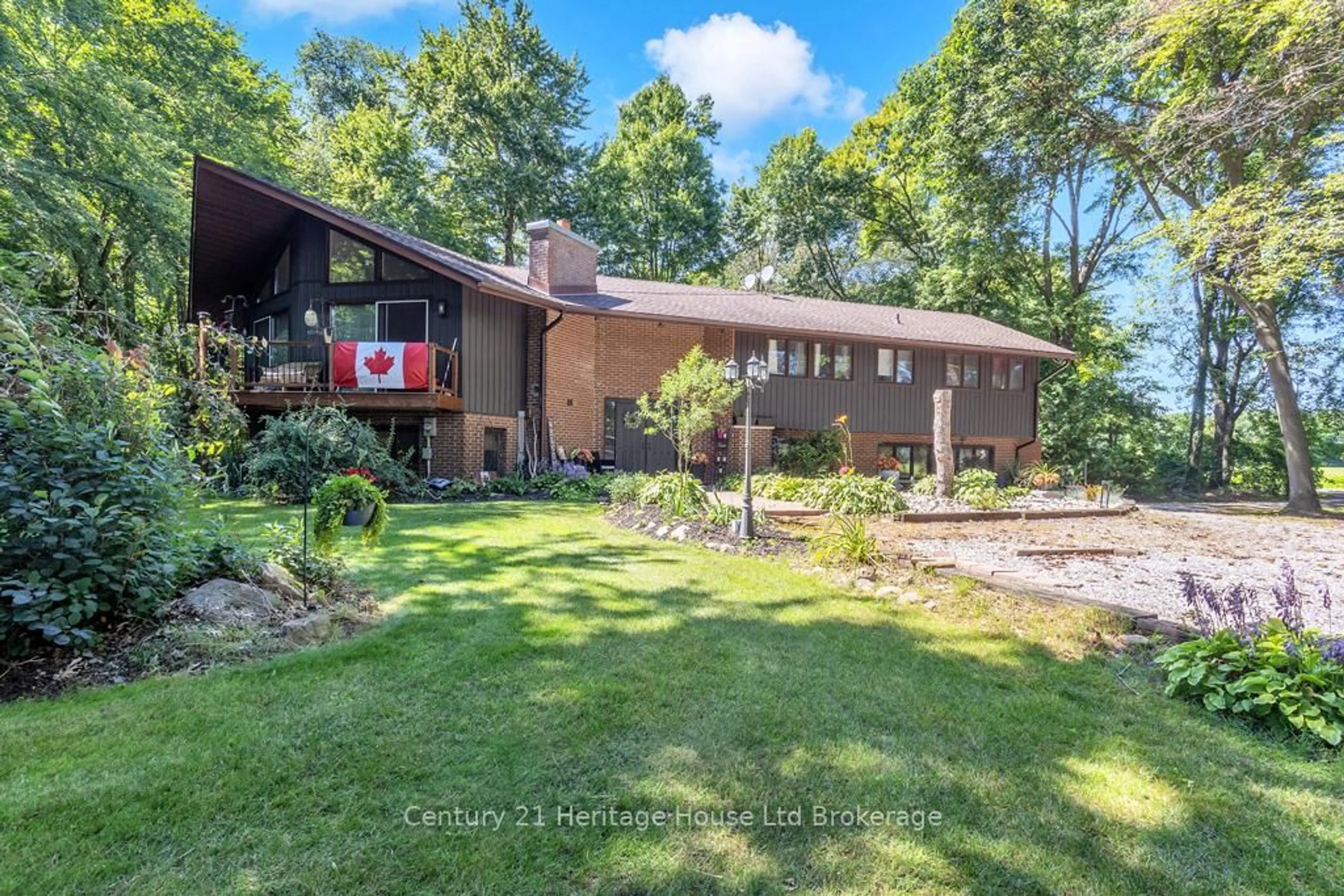 A pic from outside/outdoor area/front of a property/back of a property/a pic from drone, unknown for 841 2nd Concession Rd, Norwich Ontario N4G 4G7