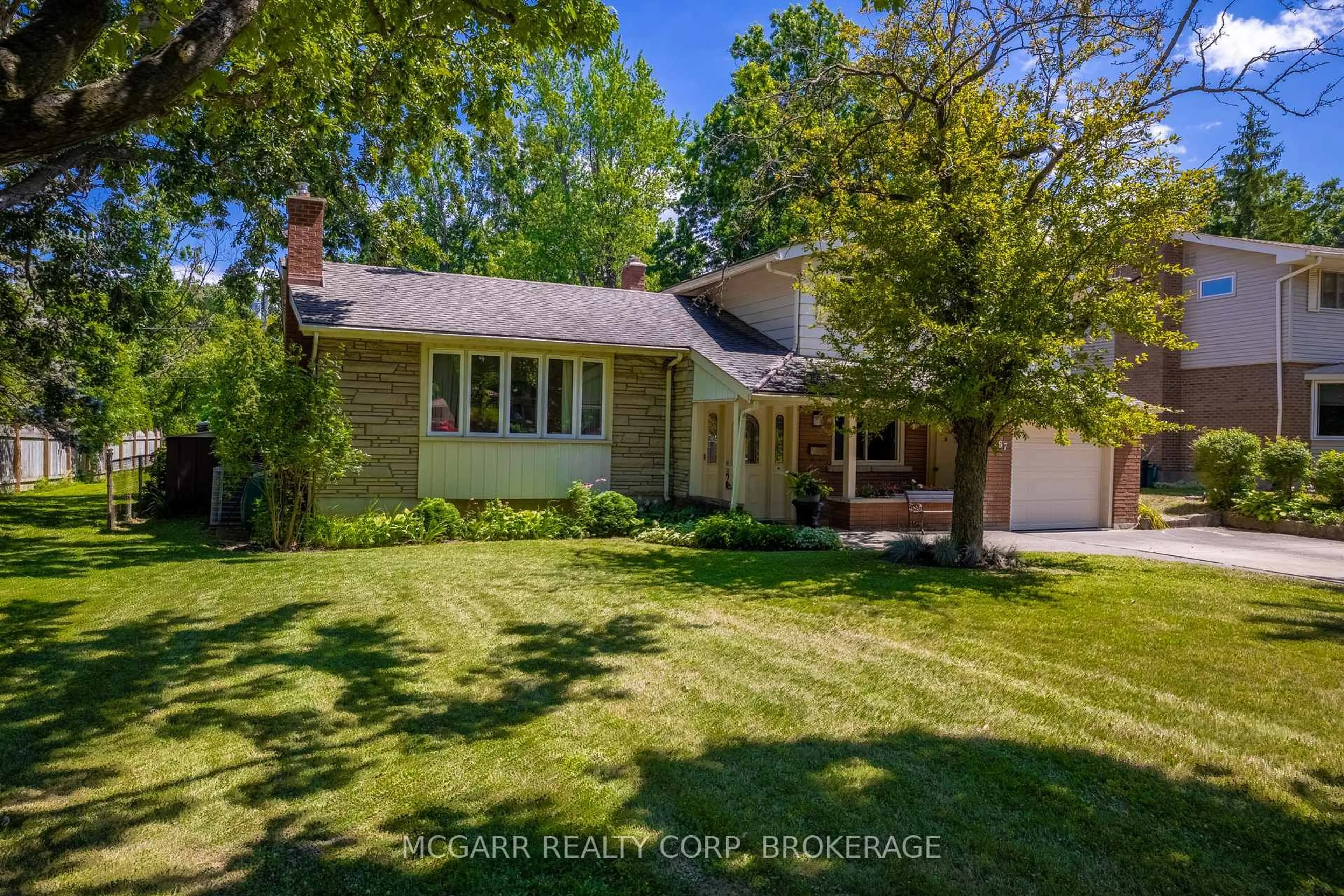 A pic from outside/outdoor area/front of a property/back of a property/a pic from drone, street for 167 Riverview Blvd, St. Catharines Ontario L2T 3M6