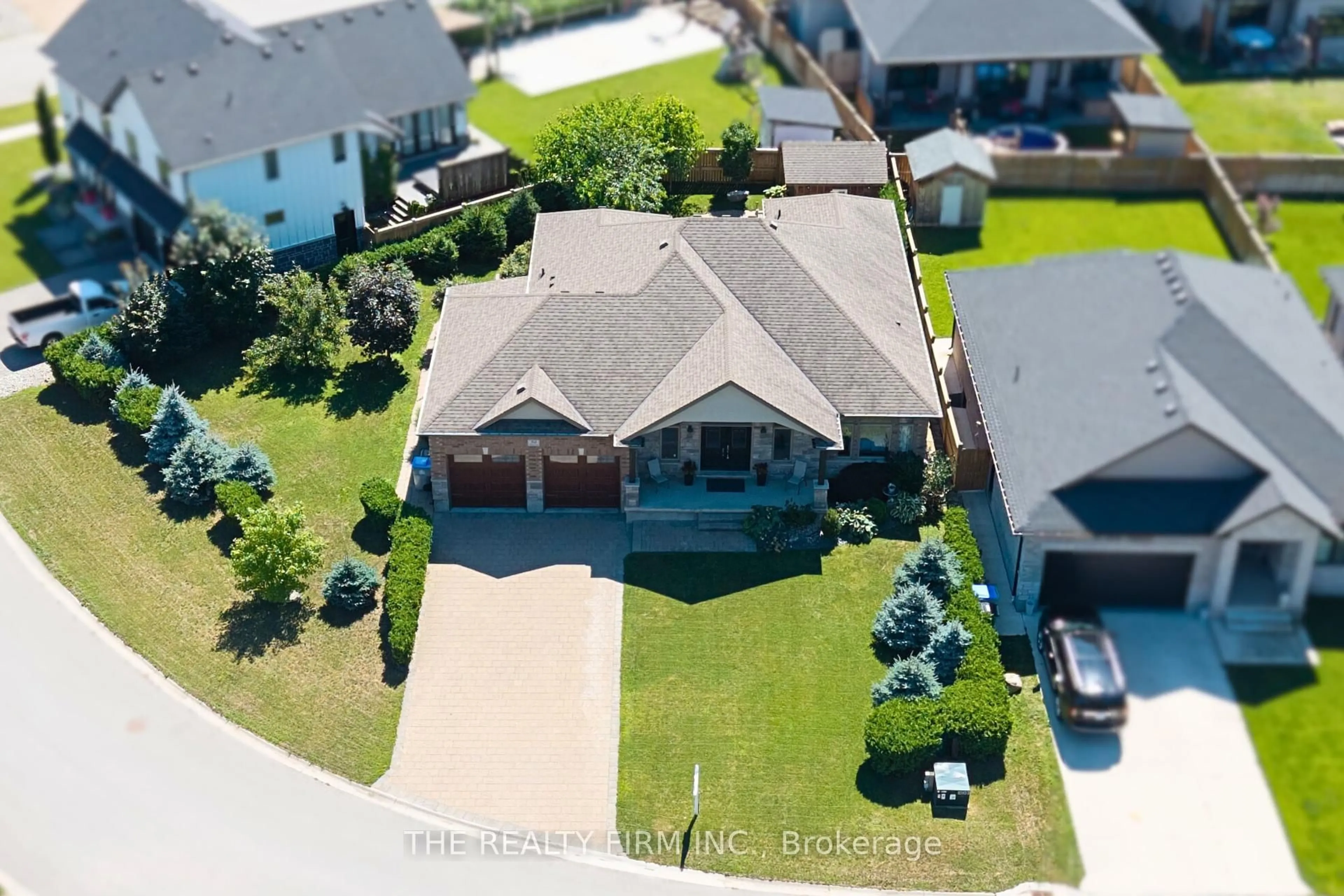 A pic from outside/outdoor area/front of a property/back of a property/a pic from drone, street for 50 Veale Cres, Strathroy-Caradoc Ontario N7G 0C9