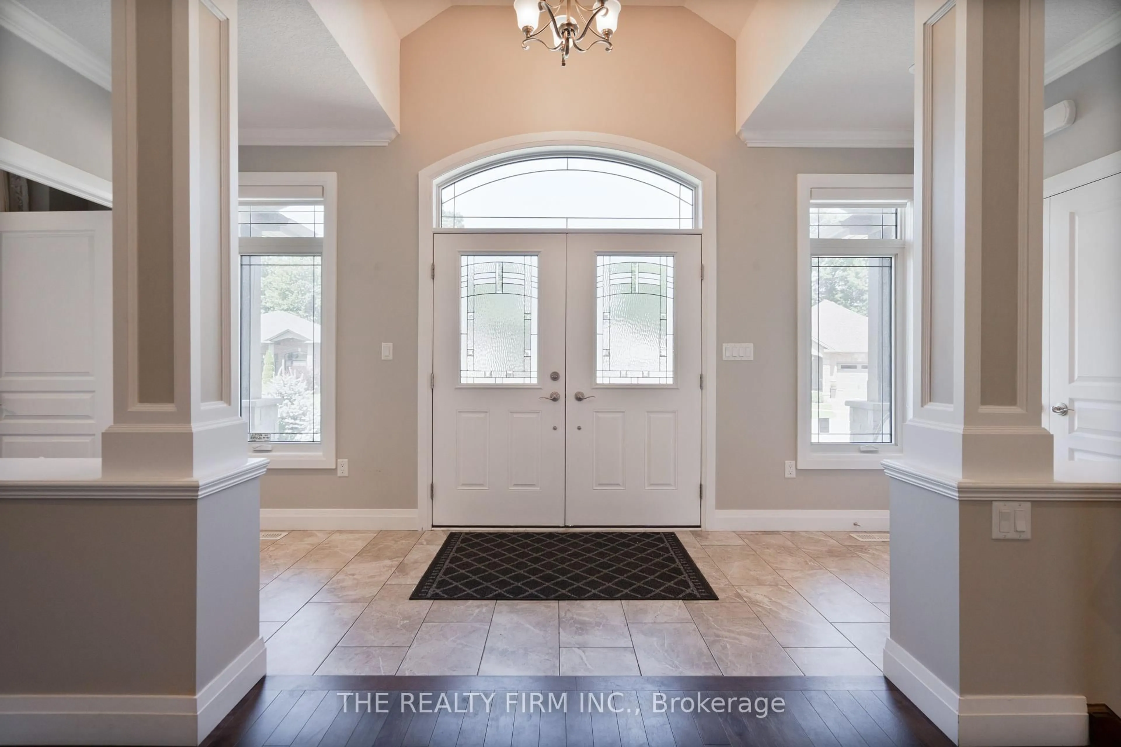 Indoor entryway for 50 Veale Cres, Strathroy-Caradoc Ontario N7G 0C9