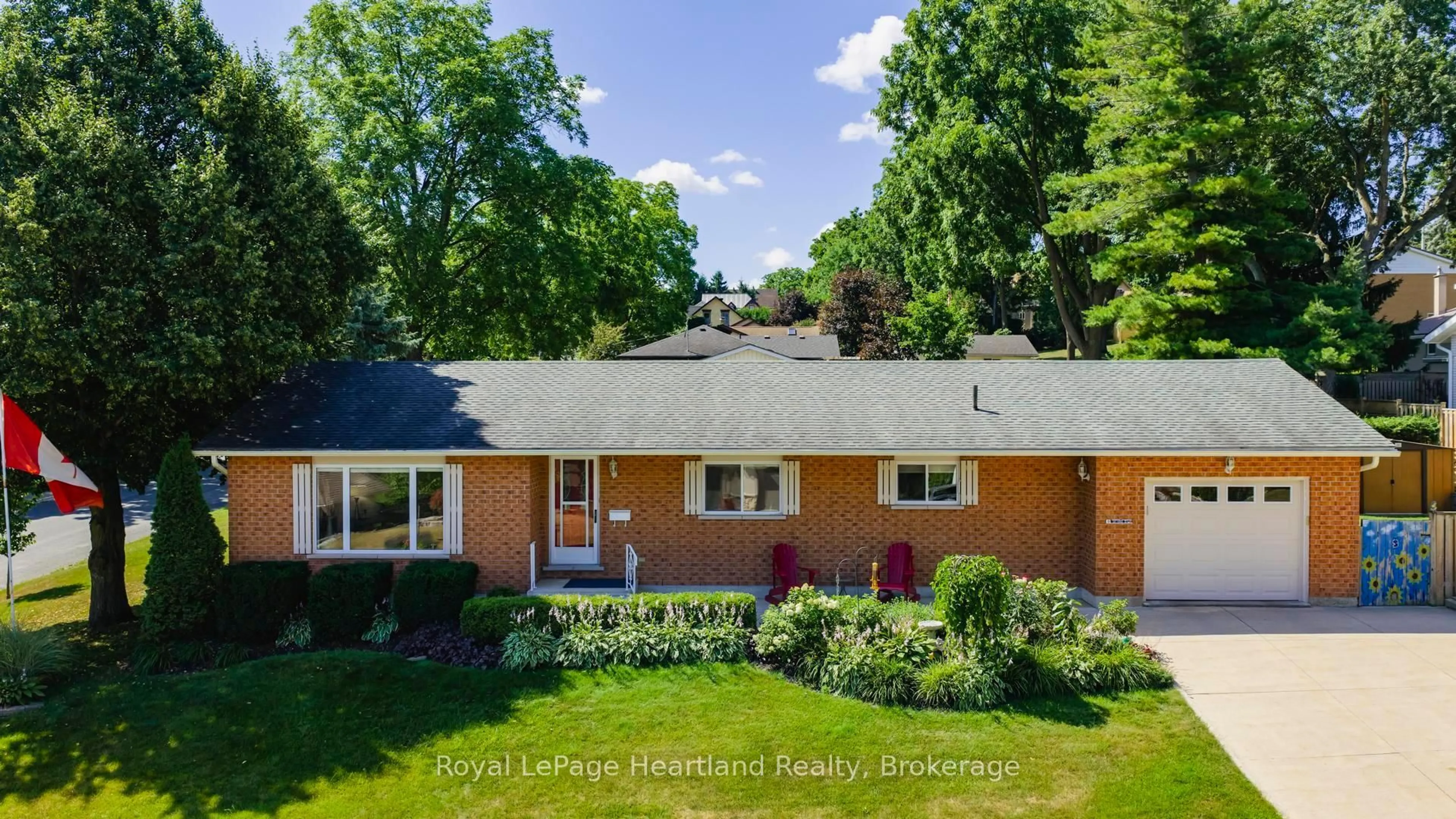 A pic from outside/outdoor area/front of a property/back of a property/a pic from drone, street for 110 Ontario St, St. Marys Ontario N4X 1C1