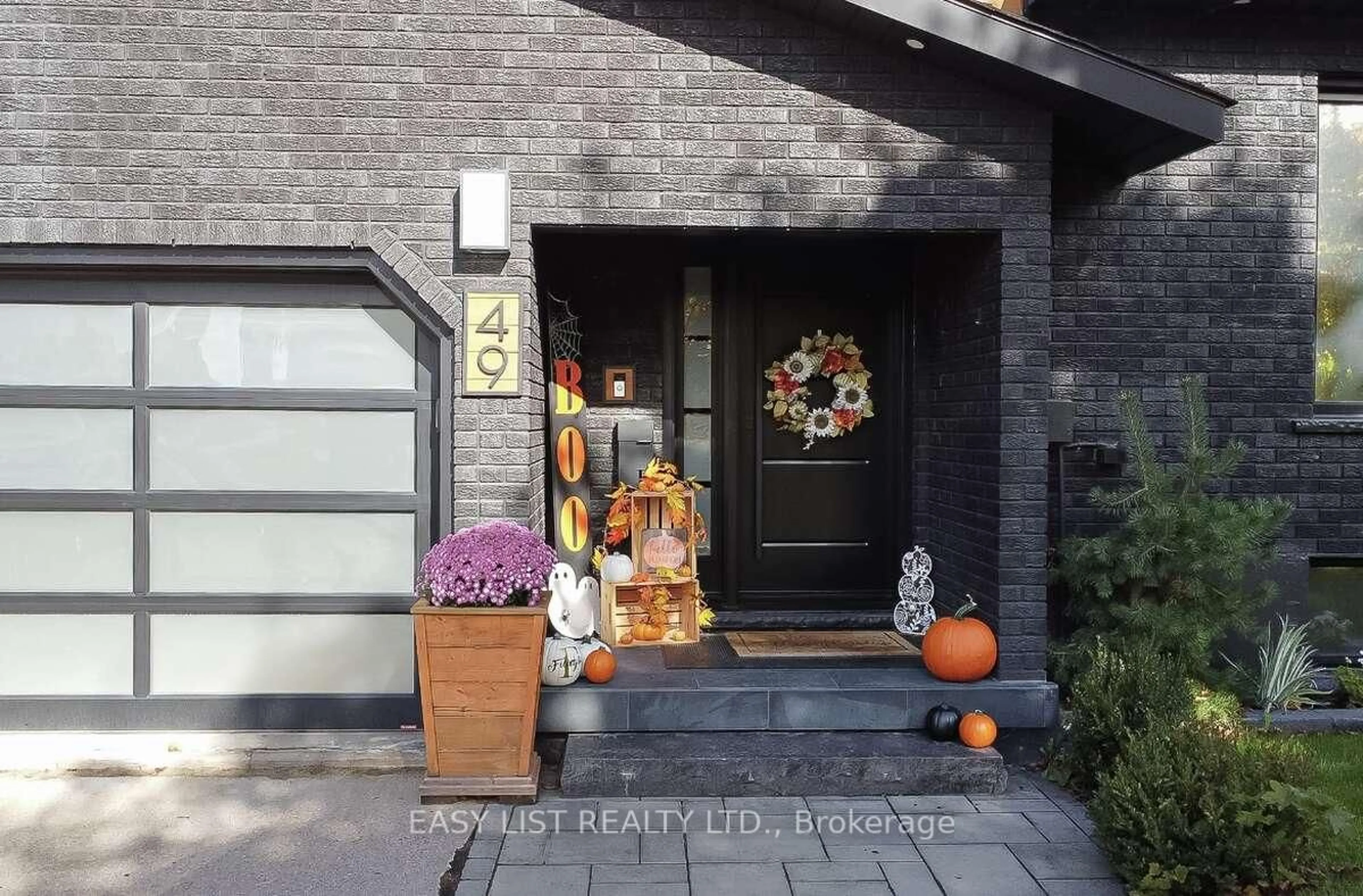 Indoor entryway for 49 Caddy Ave, Sault Ste Marie Ontario P6A 6H6