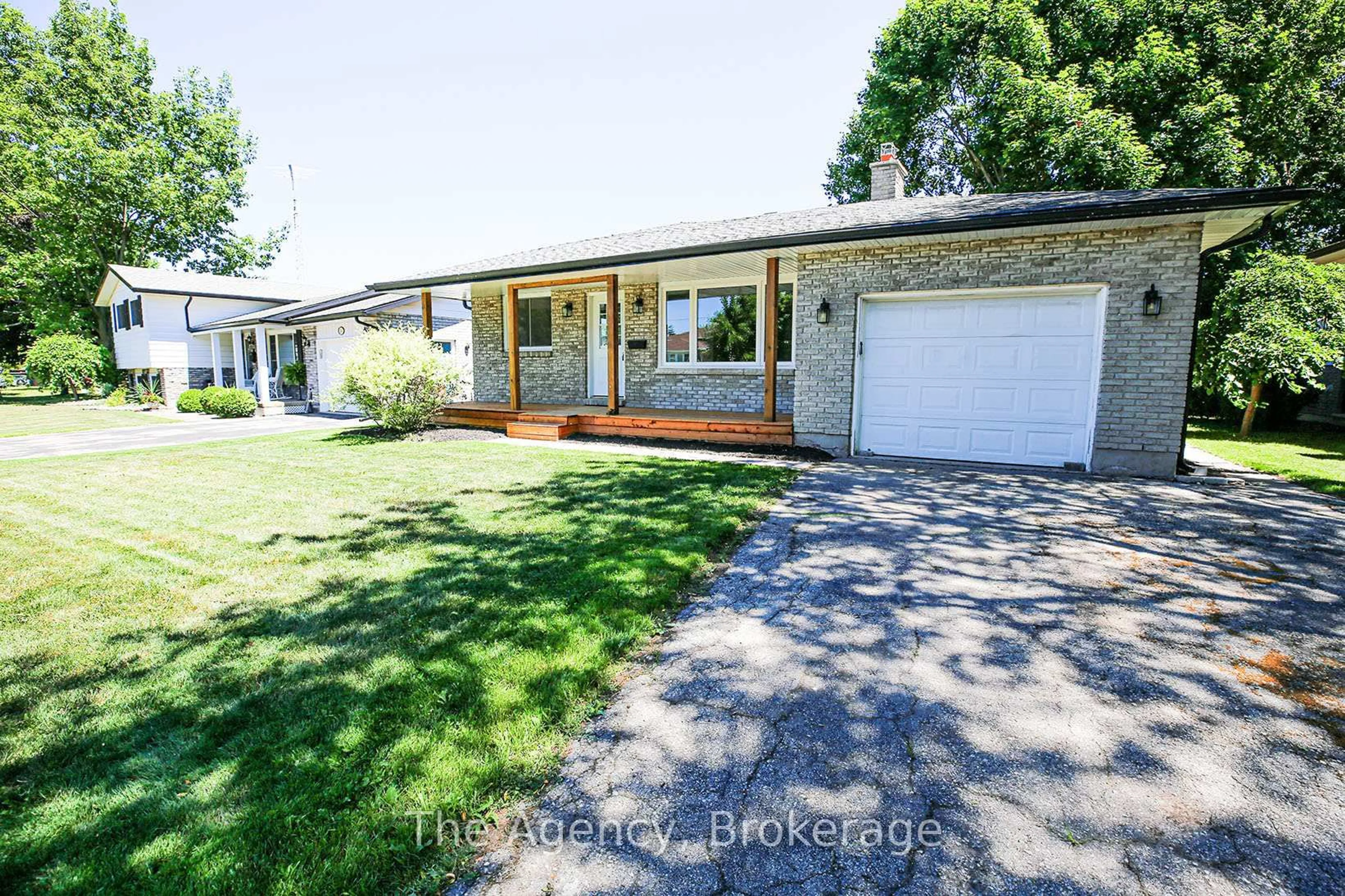 A pic from outside/outdoor area/front of a property/back of a property/a pic from drone, street for 32 Royal Oak Dr, Welland Ontario L3C 5V9