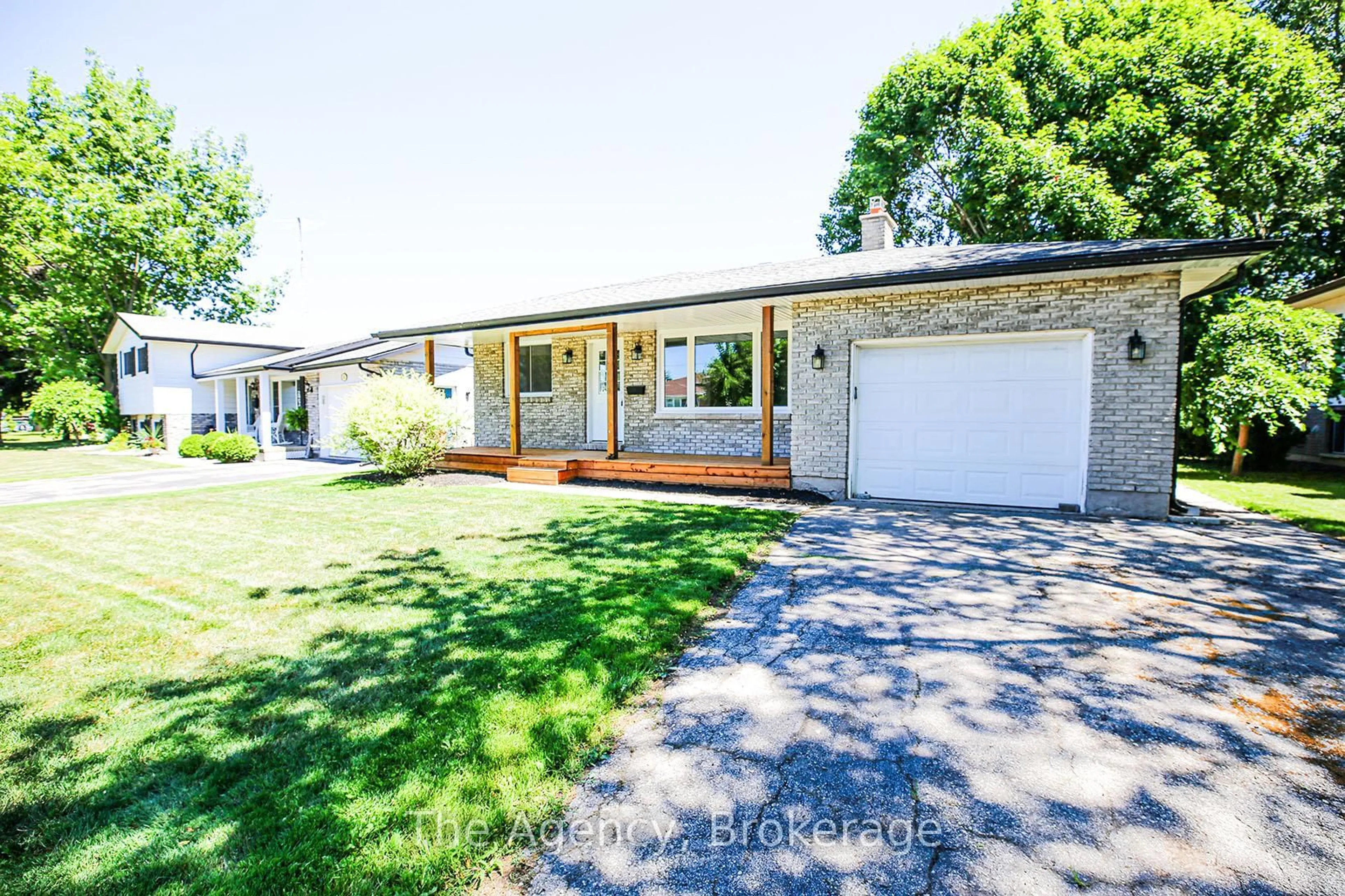 A pic from outside/outdoor area/front of a property/back of a property/a pic from drone, street for 32 Royal Oak Dr, Welland Ontario L3C 5V9