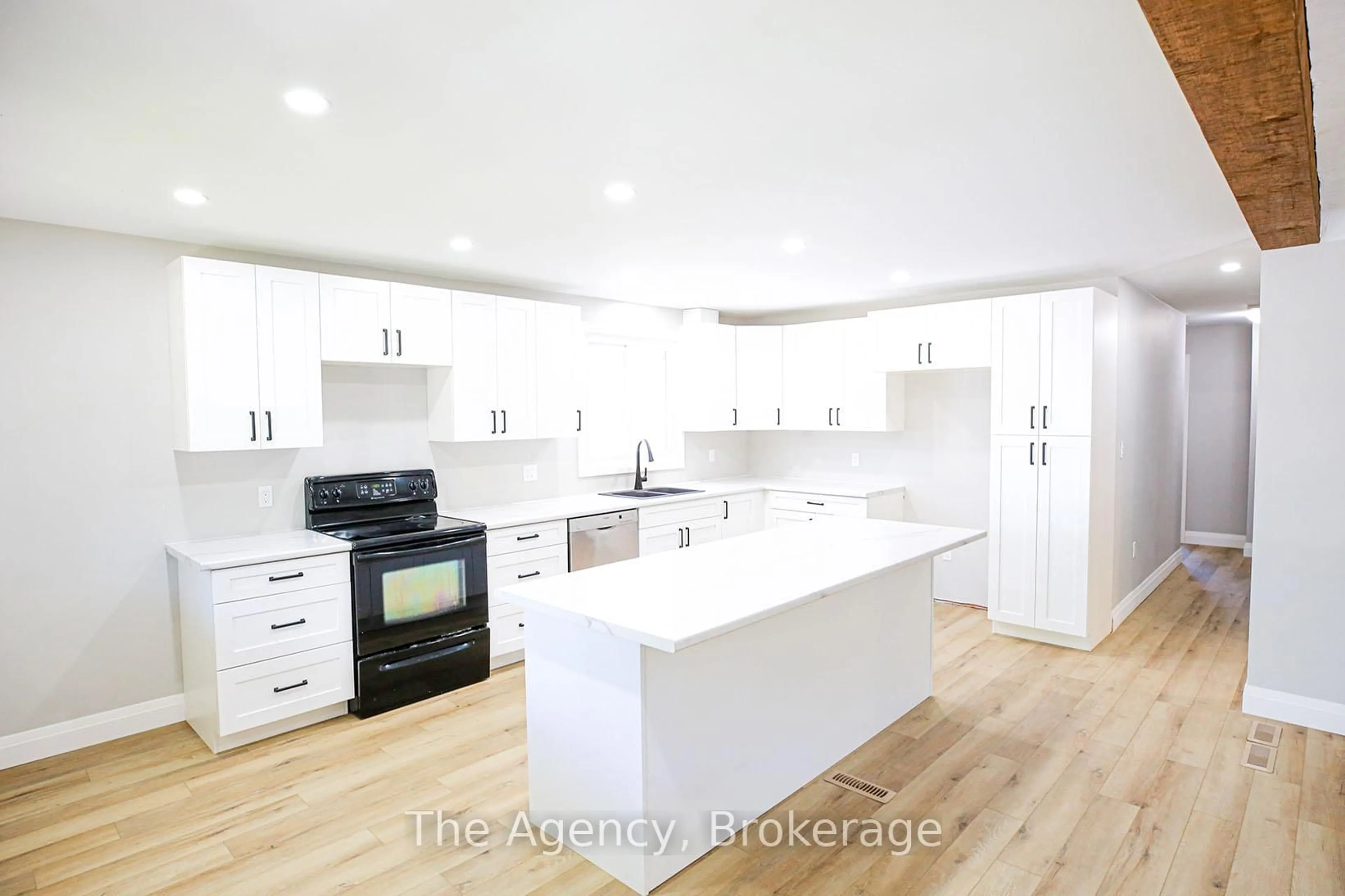 Open concept kitchen, wood/laminate floor for 32 Royal Oak Dr, Welland Ontario L3C 5V9