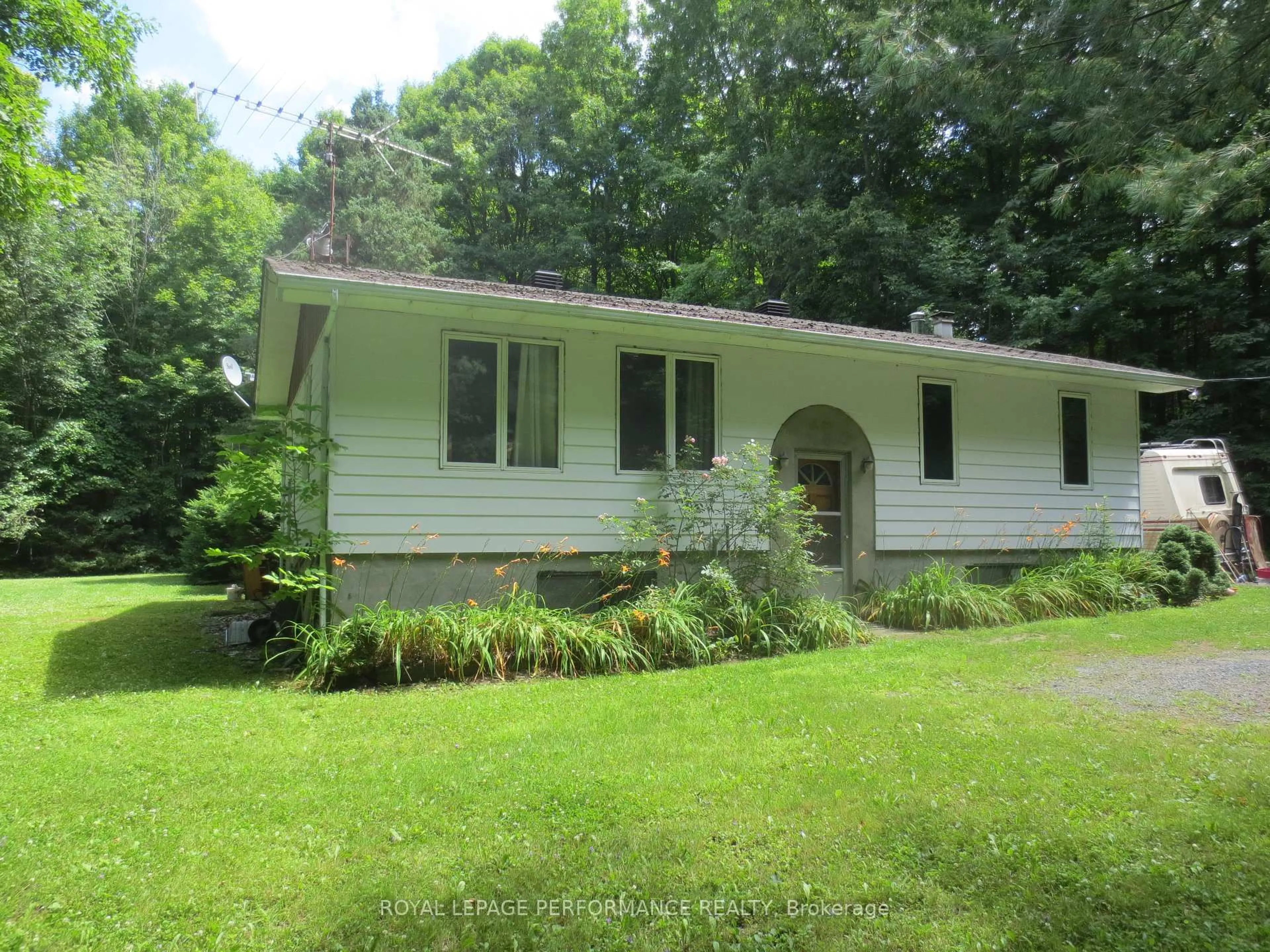 Home with vinyl exterior material, unknown for 21625 Concession Rd 10 Rd, North Glengarry Ontario K0B 1H0