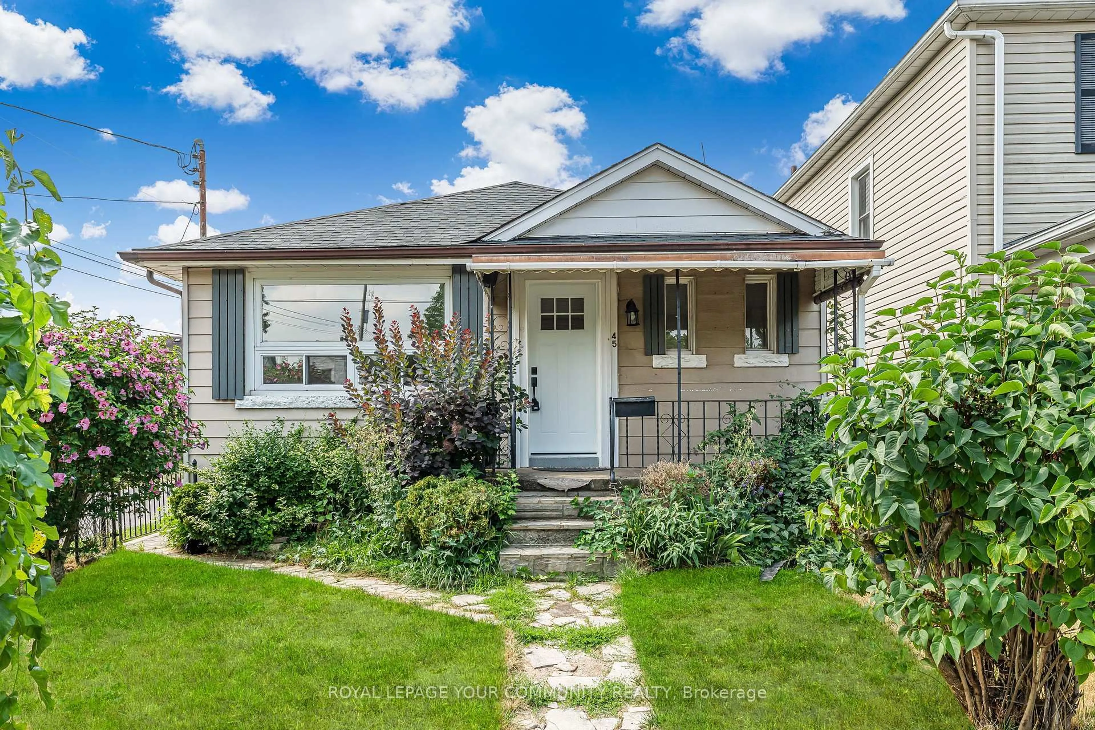Home with vinyl exterior material, street for 45 Albert St, Welland Ontario L3B 4L1