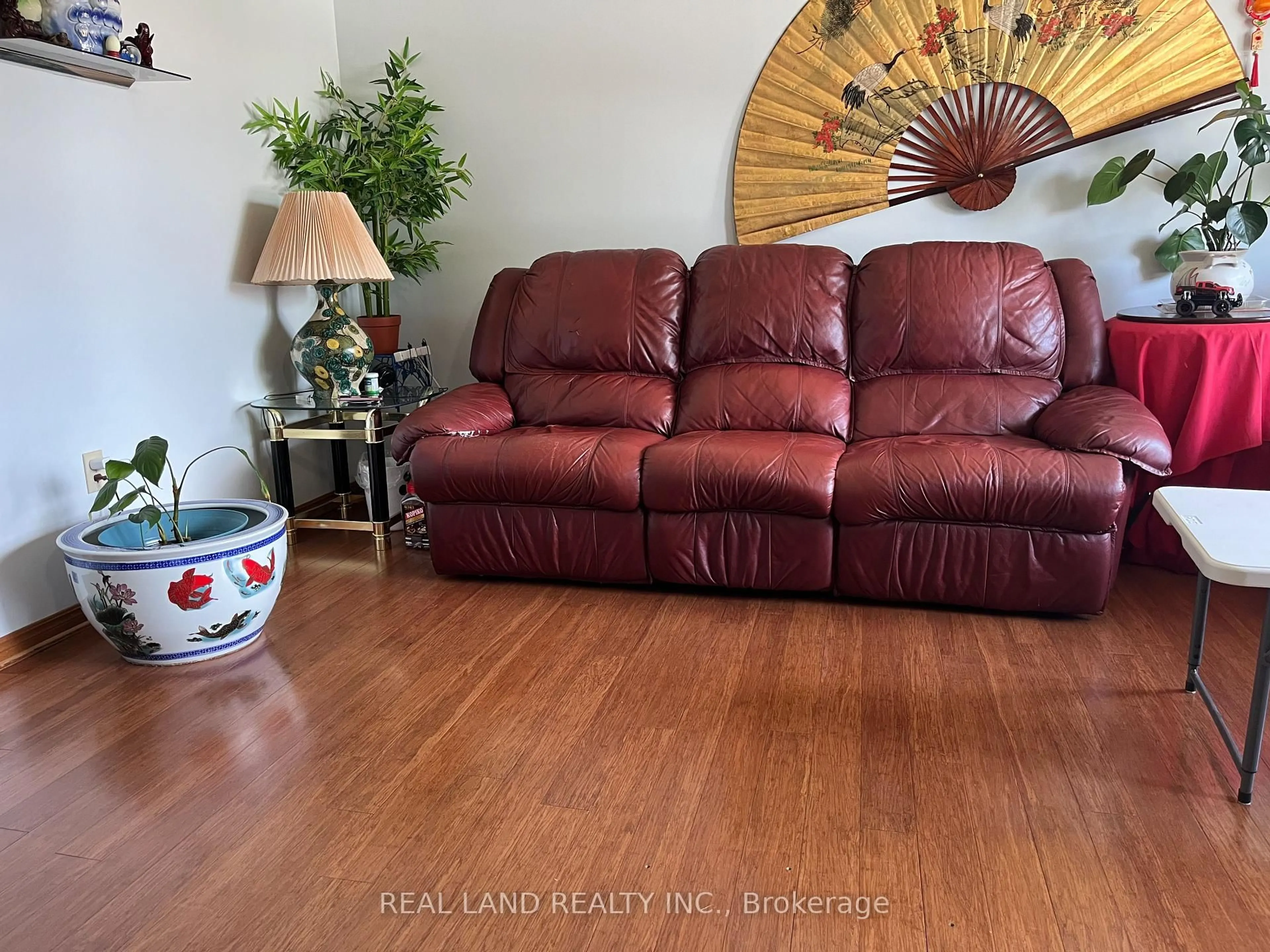 Living room with furniture, wood/laminate floor for 8154 Post Rd, Niagara Falls Ontario L2H 2L3
