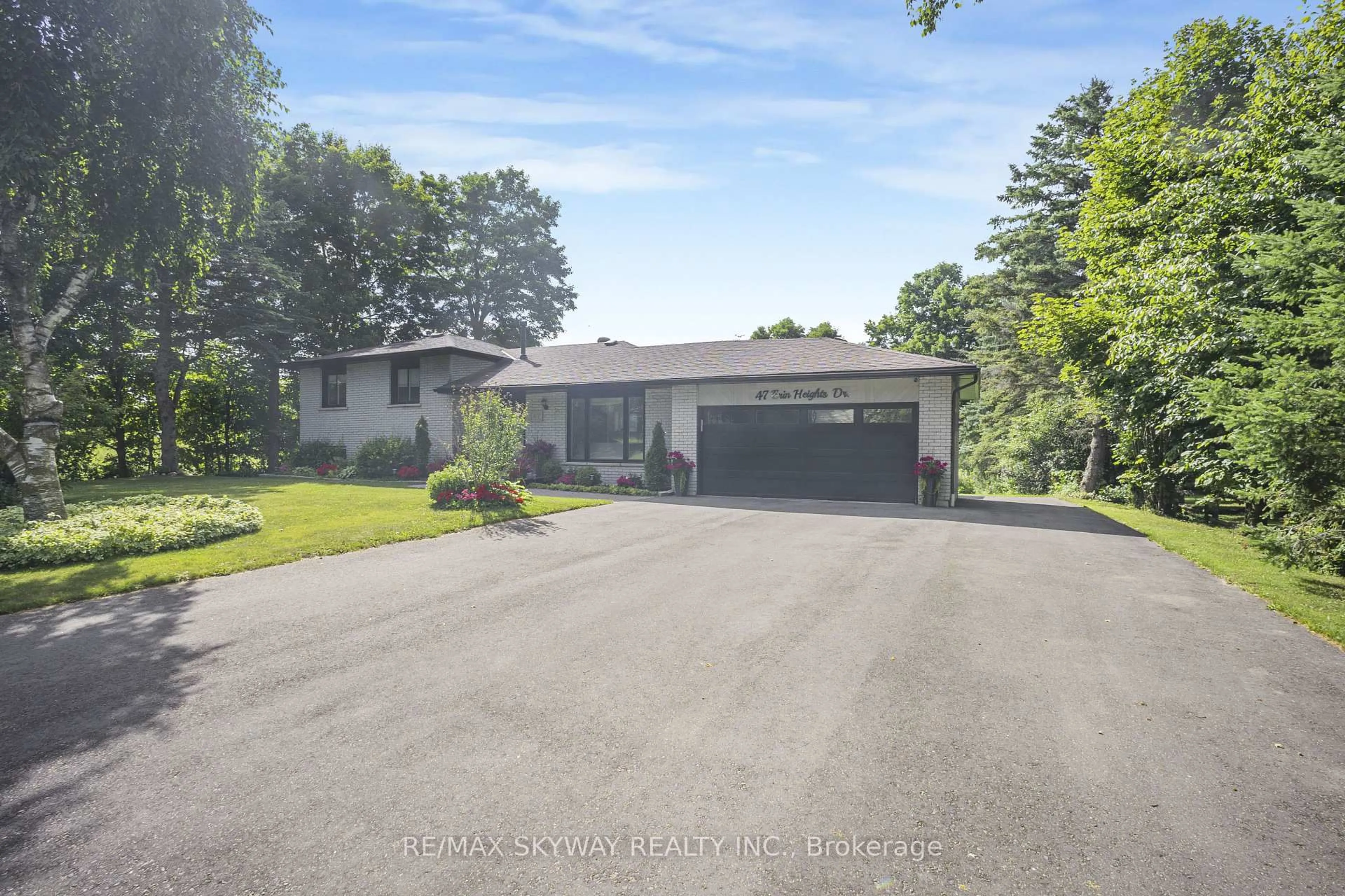 A pic from outside/outdoor area/front of a property/back of a property/a pic from drone, street for 47 Erin Heights Dr, Erin Ontario N0B 1T0
